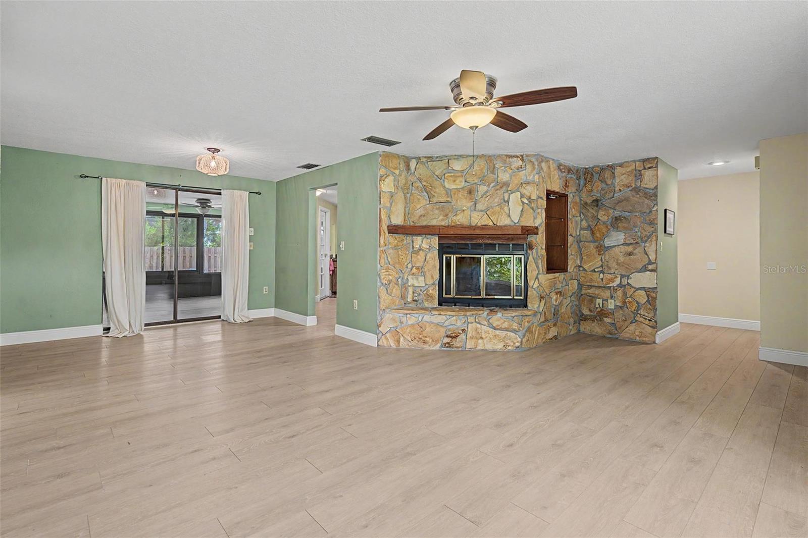 1100 Persimmon Dr Property Photo 6