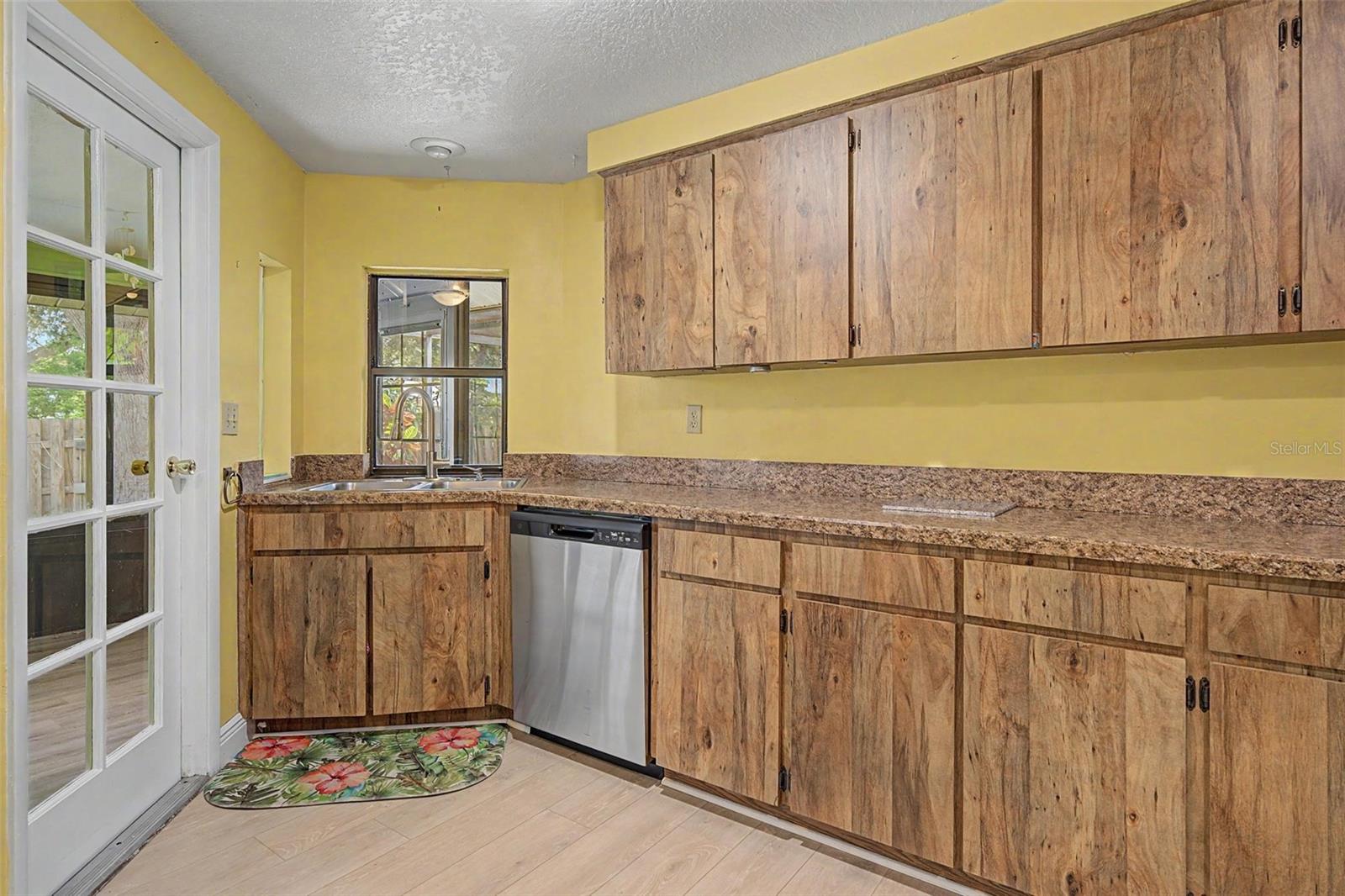 1100 Persimmon Dr Property Photo 15