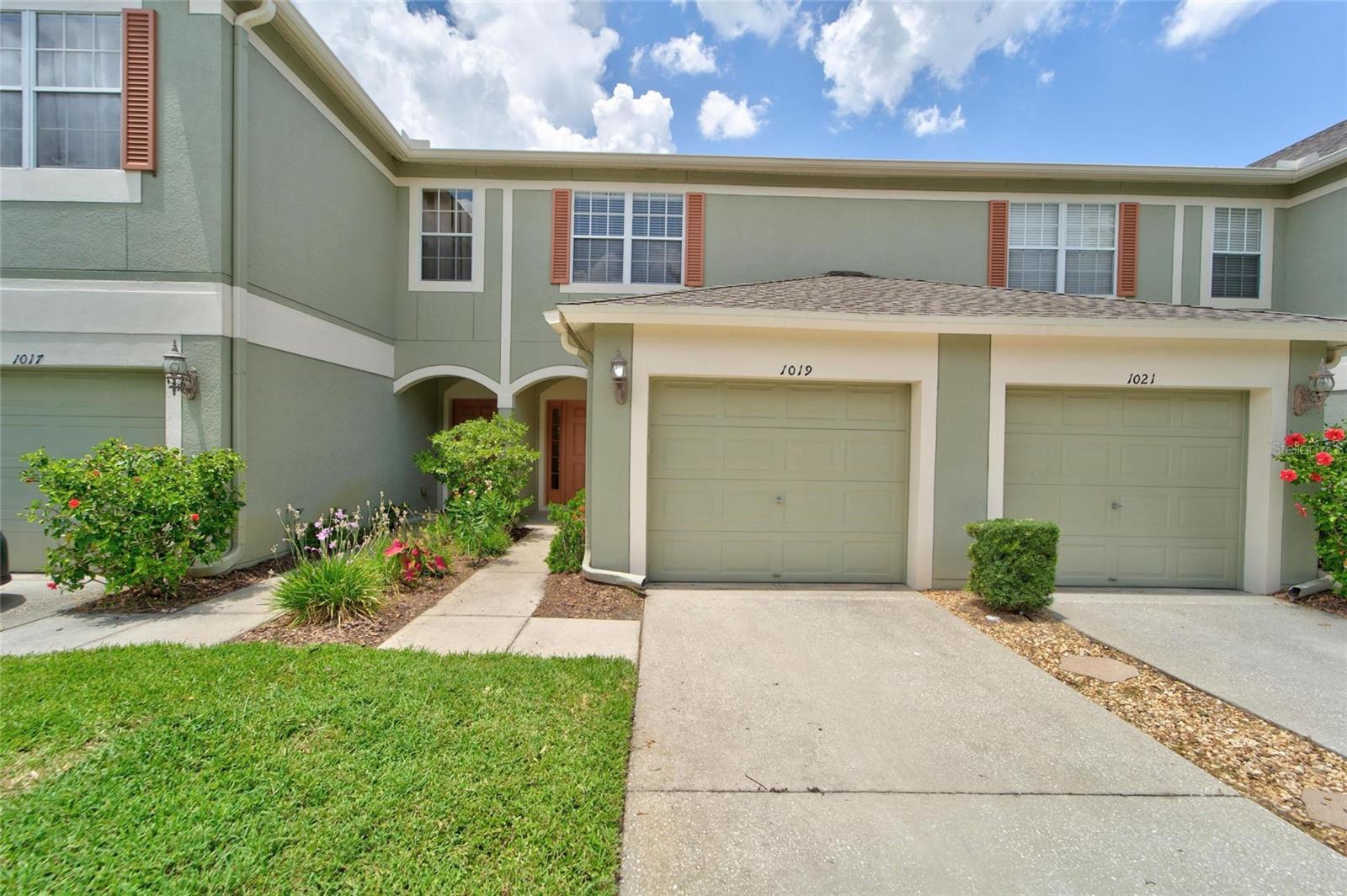 1019 Vista Cay Ct Property Photo 2