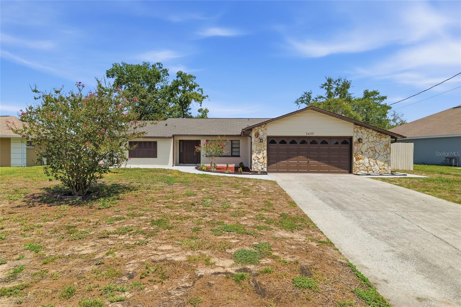 2433 Waterfall Dr Property Photo 2