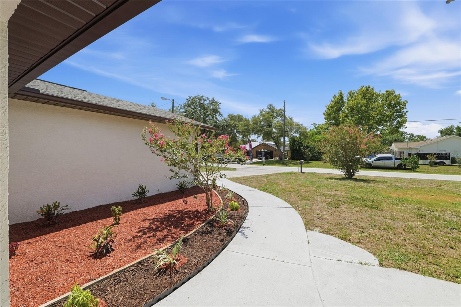 2433 Waterfall Dr Property Photo 3