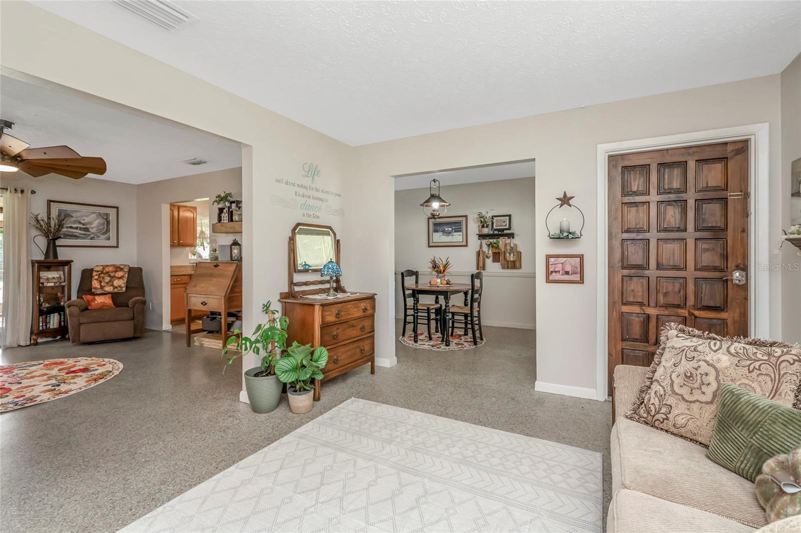 12212 Floral Ln Property Photo 4