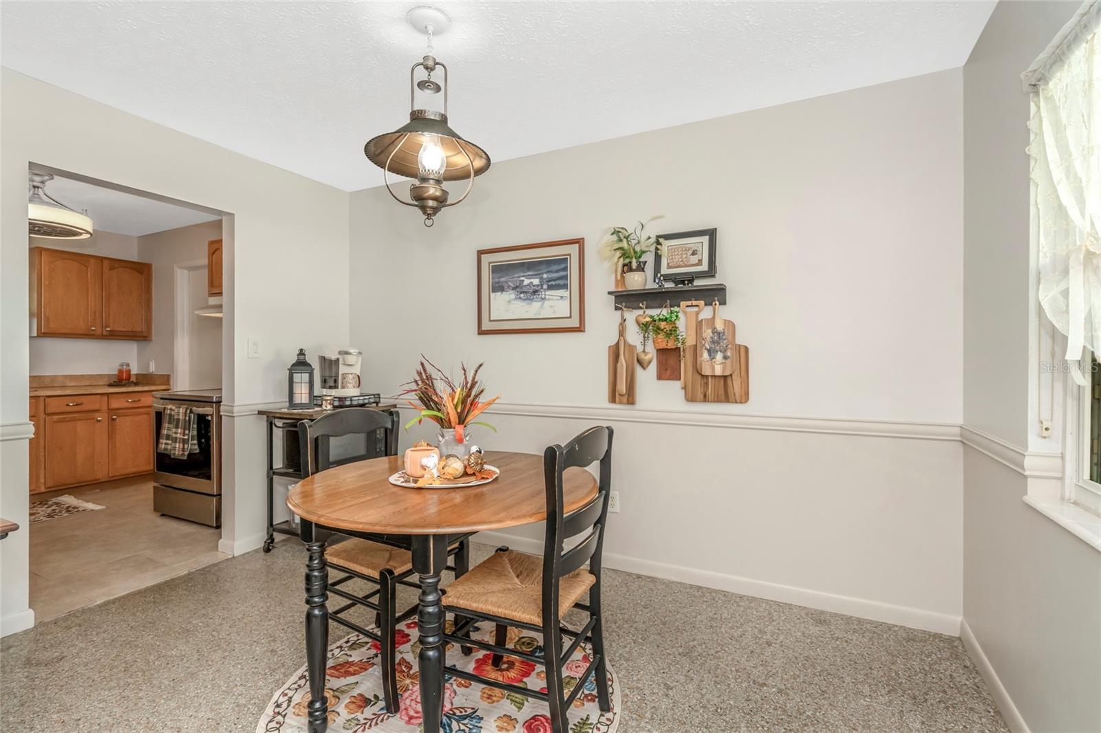 12212 Floral Ln Property Photo 6