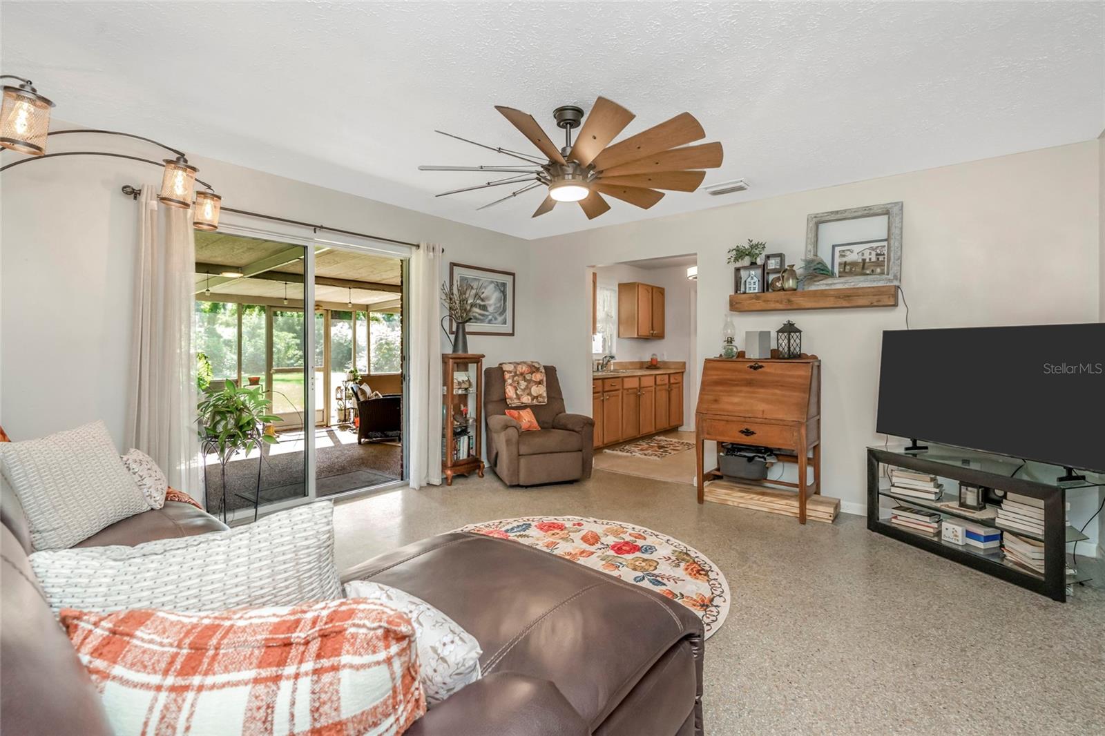12212 Floral Ln Property Photo 14