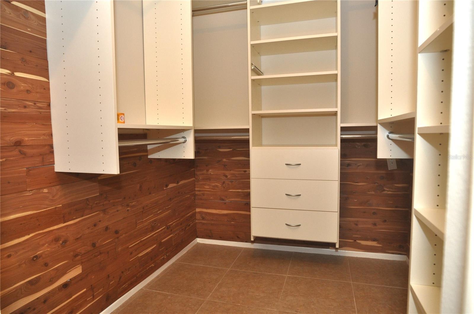 5565 Salem Square Dr N Property Photo 8