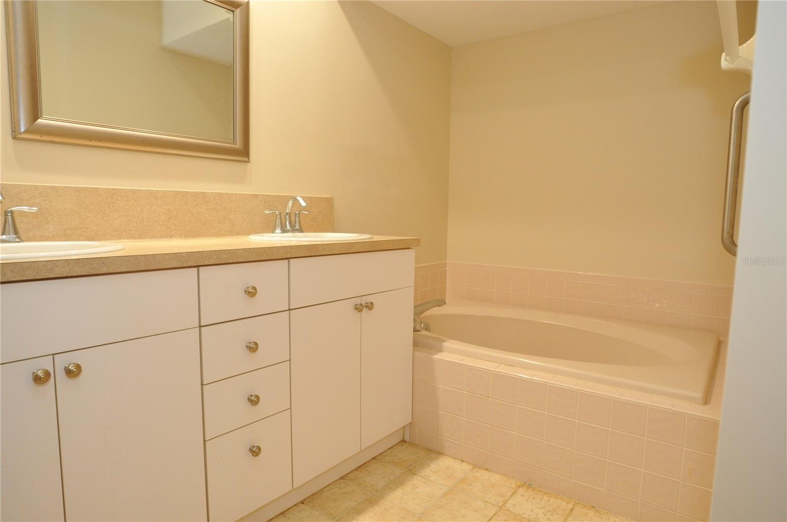 5565 Salem Square Dr N Property Photo 34