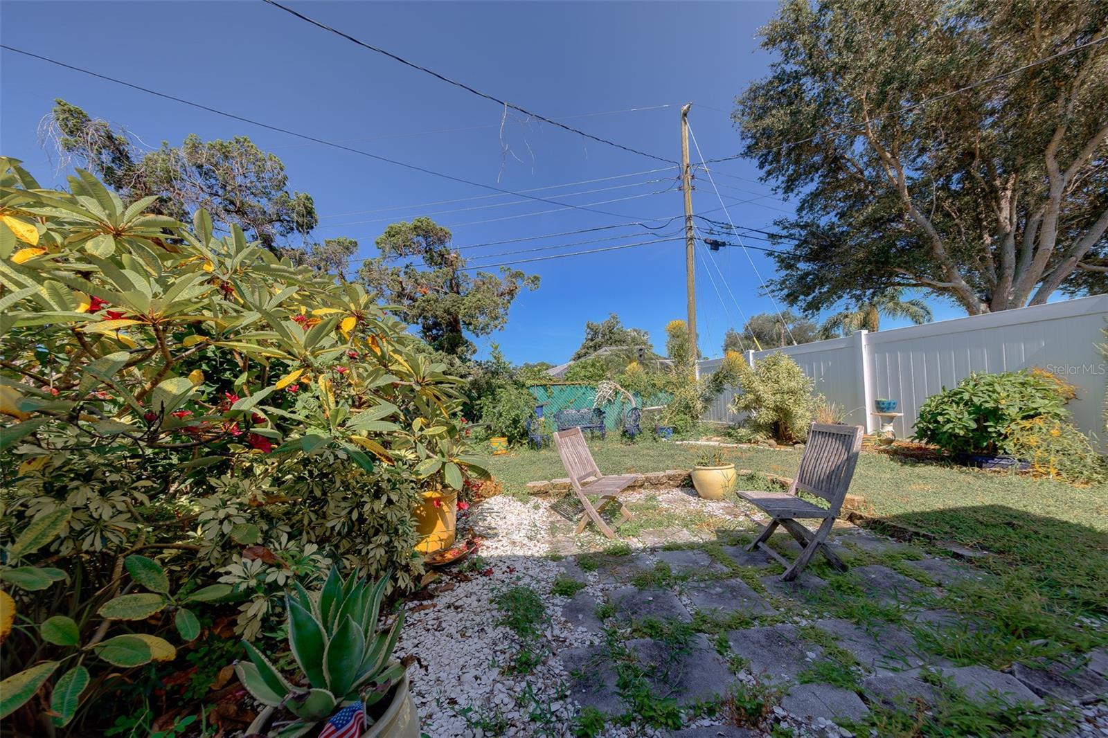 196 Overbrook Dr E Property Photo 37