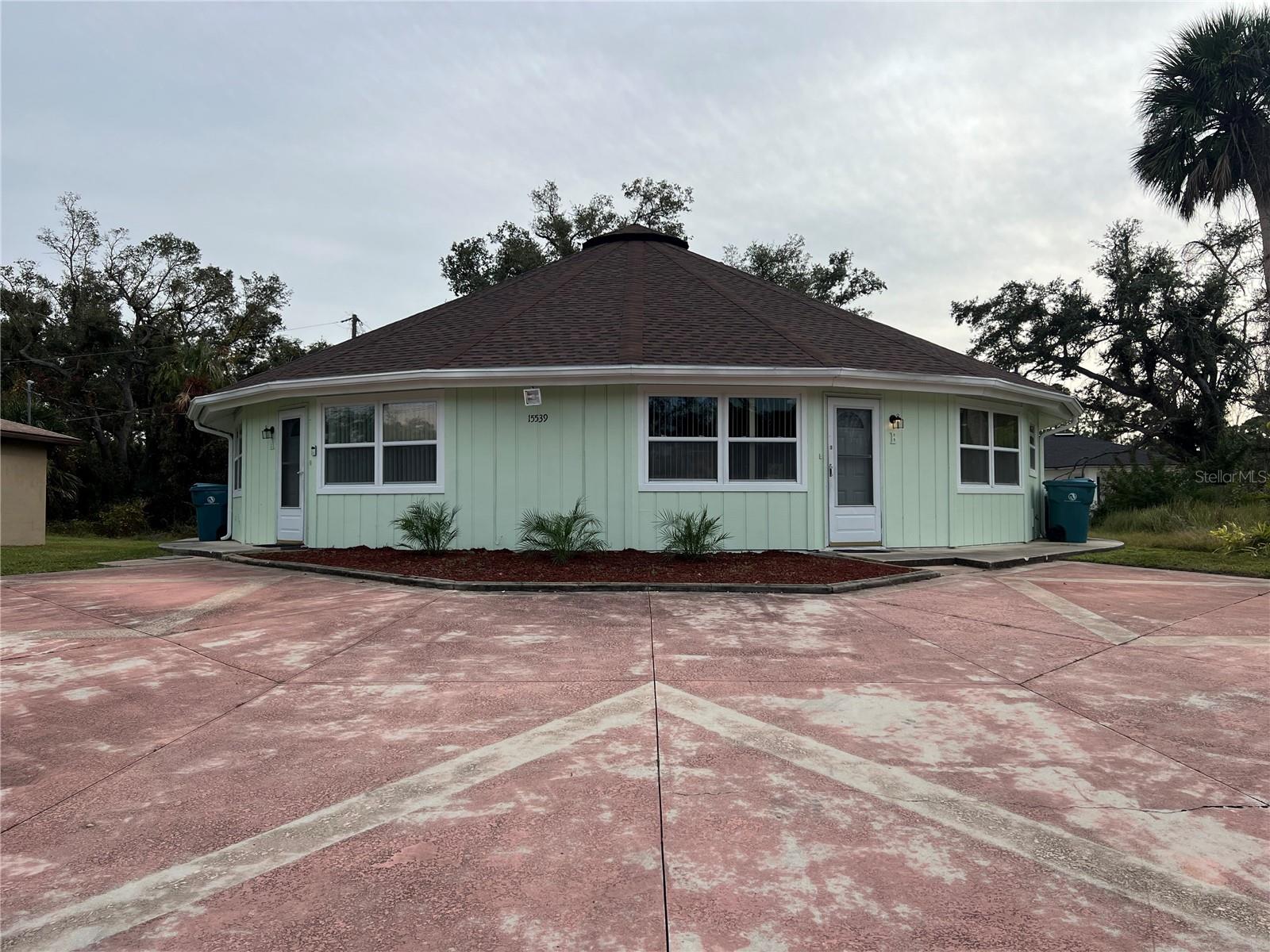 15539 CHAMBERLAIN BLVD Property Photo 1
