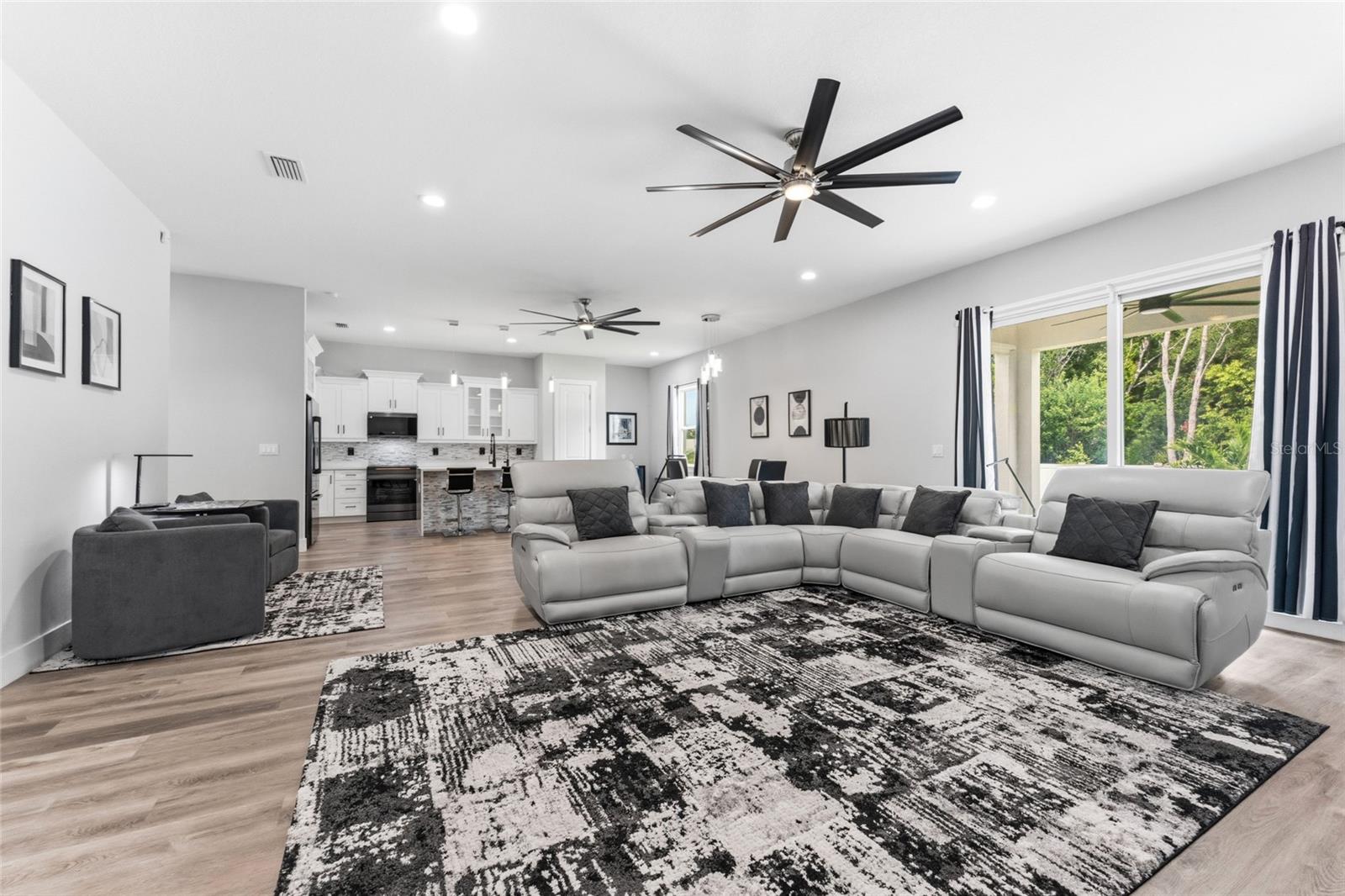 9714 Van St Property Photo 4