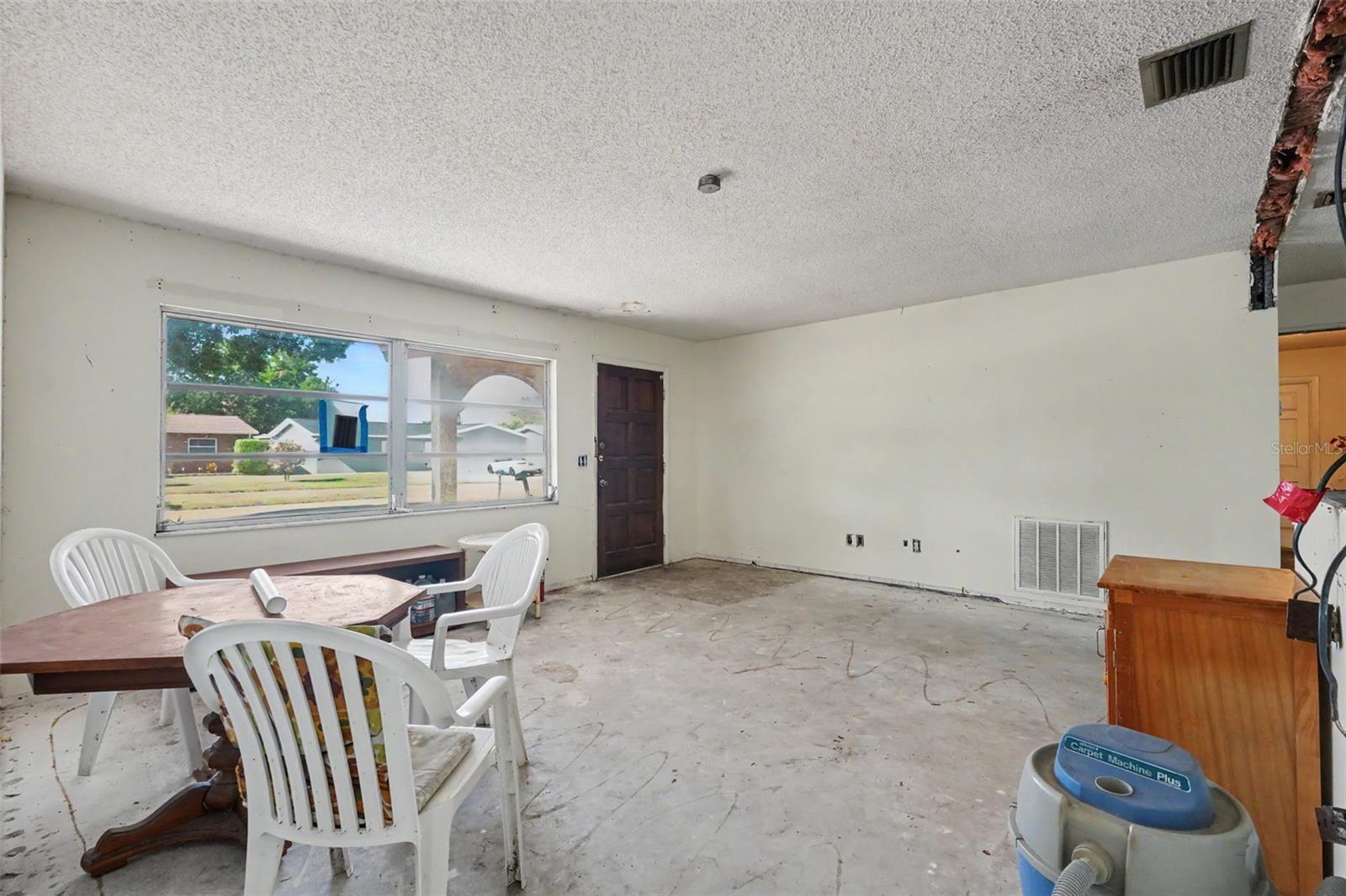 8373 78th Ter Property Photo 3