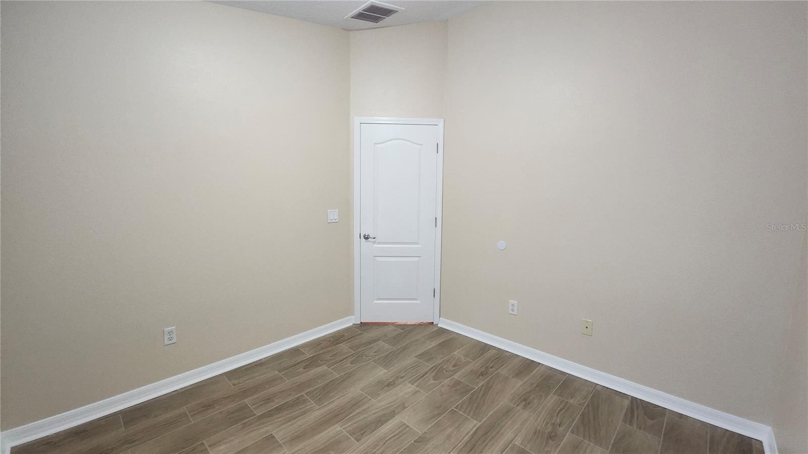 7955 Carriage Pointe Dr Property Photo 6