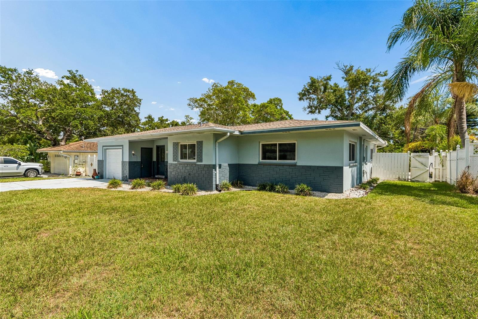 3282 Honeysuckle Rd Property Photo 4
