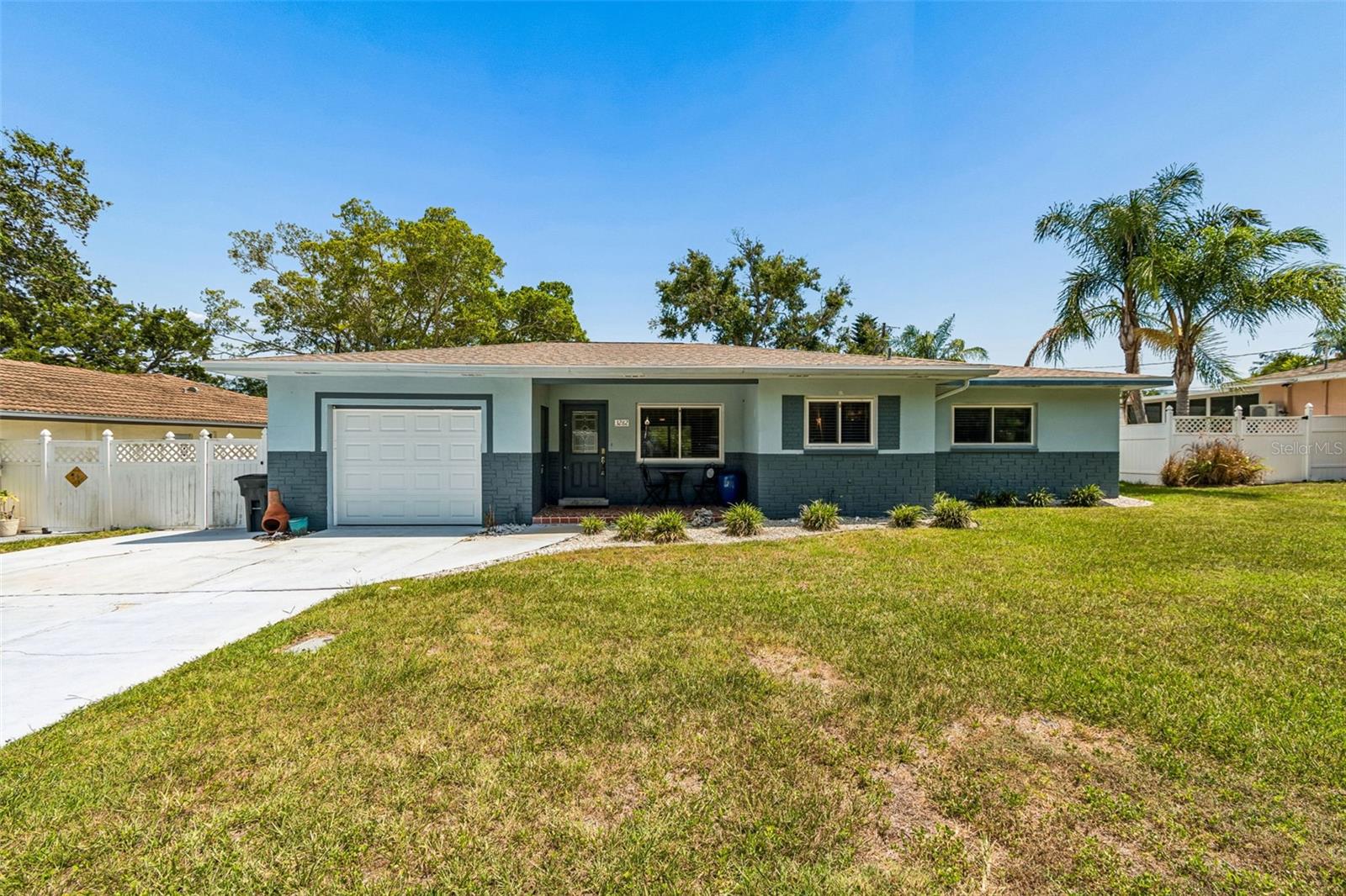 3282 Honeysuckle Rd Property Photo 5