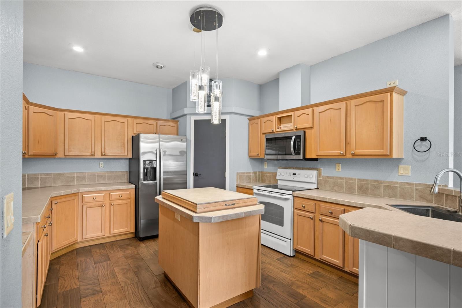 12801 Cliffside Pl Property Photo 3