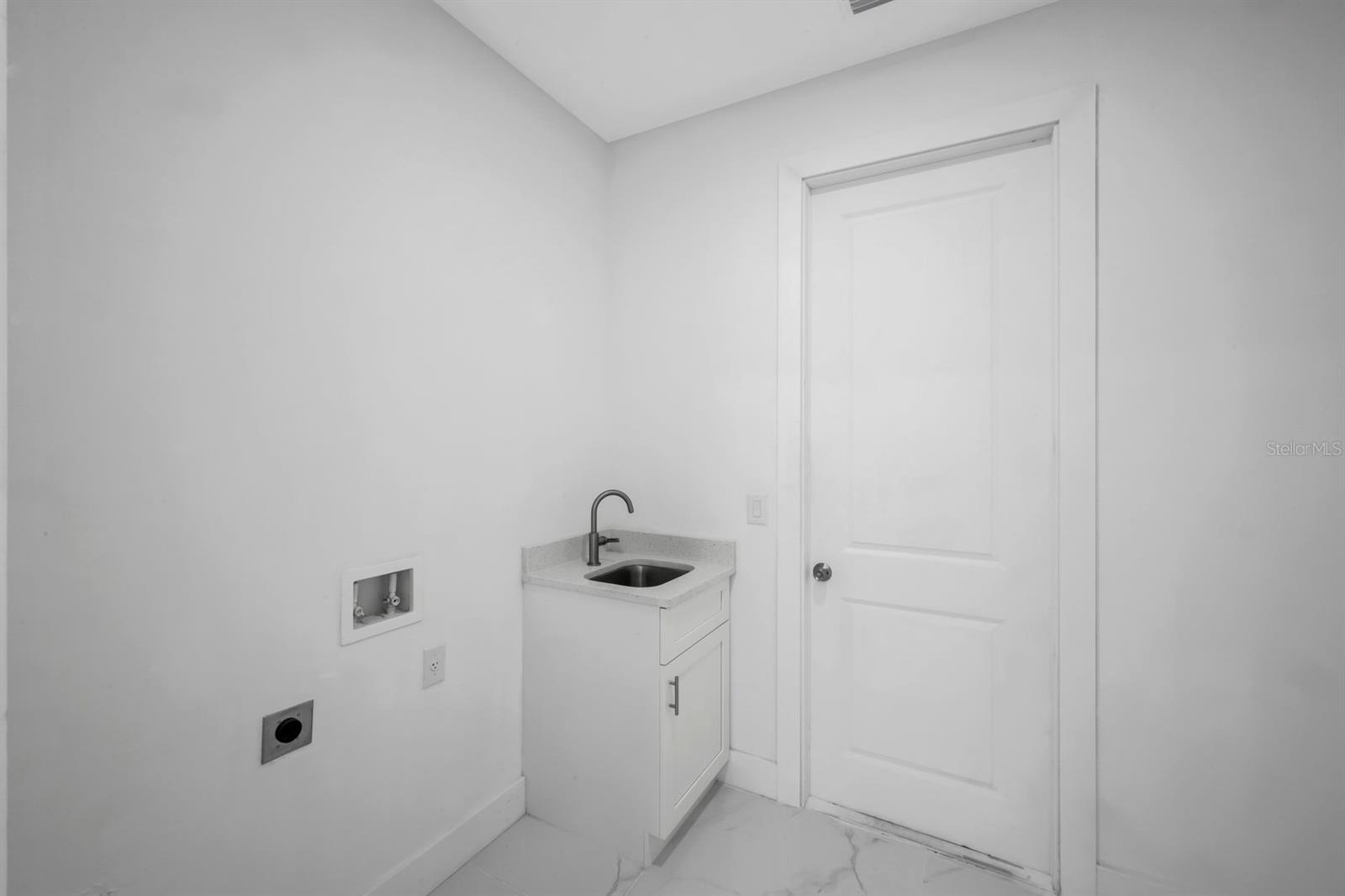 100 Parish Dr Property Photo 21