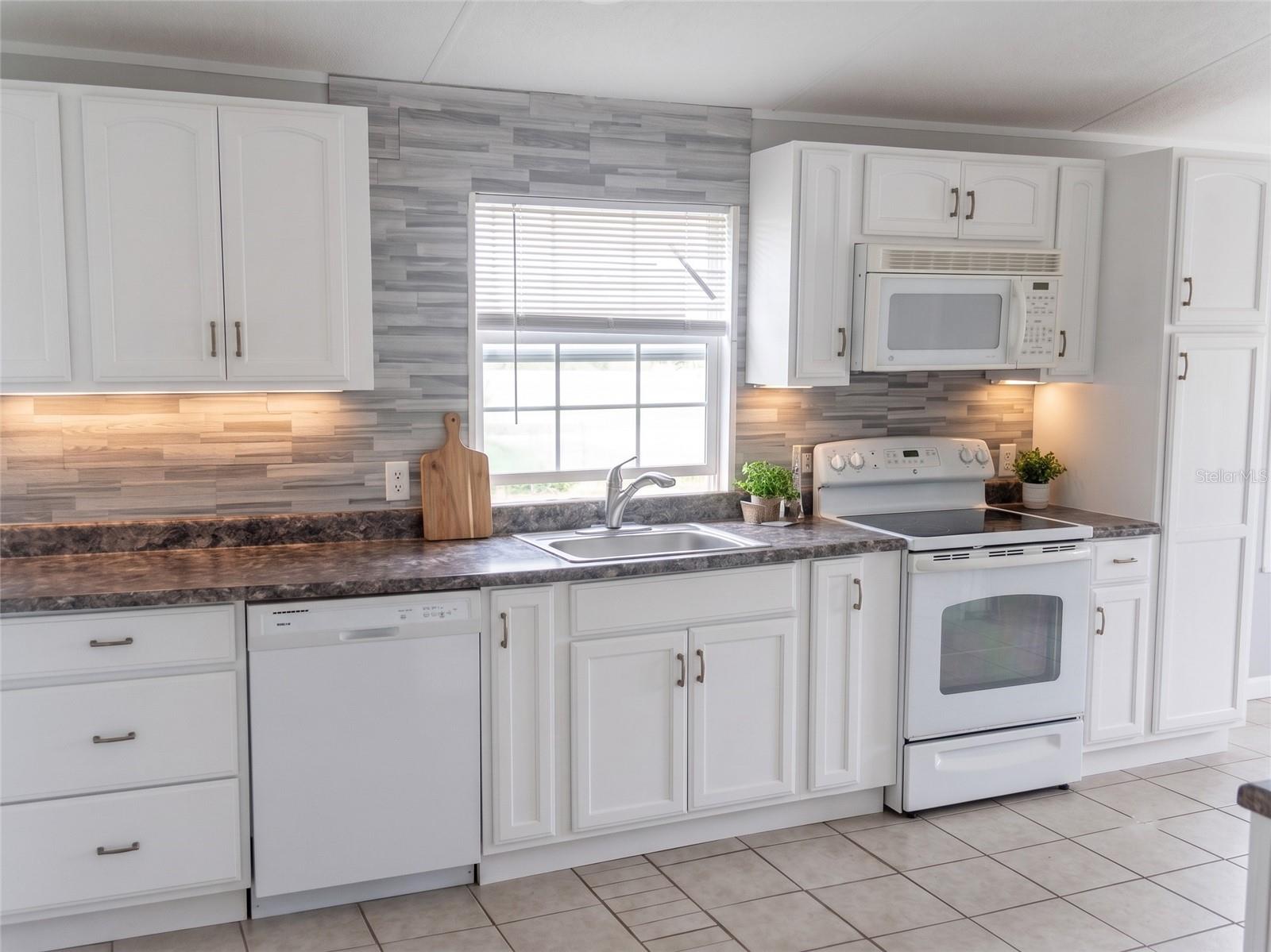 3296 Lake Buffum Rd W Property Photo 4