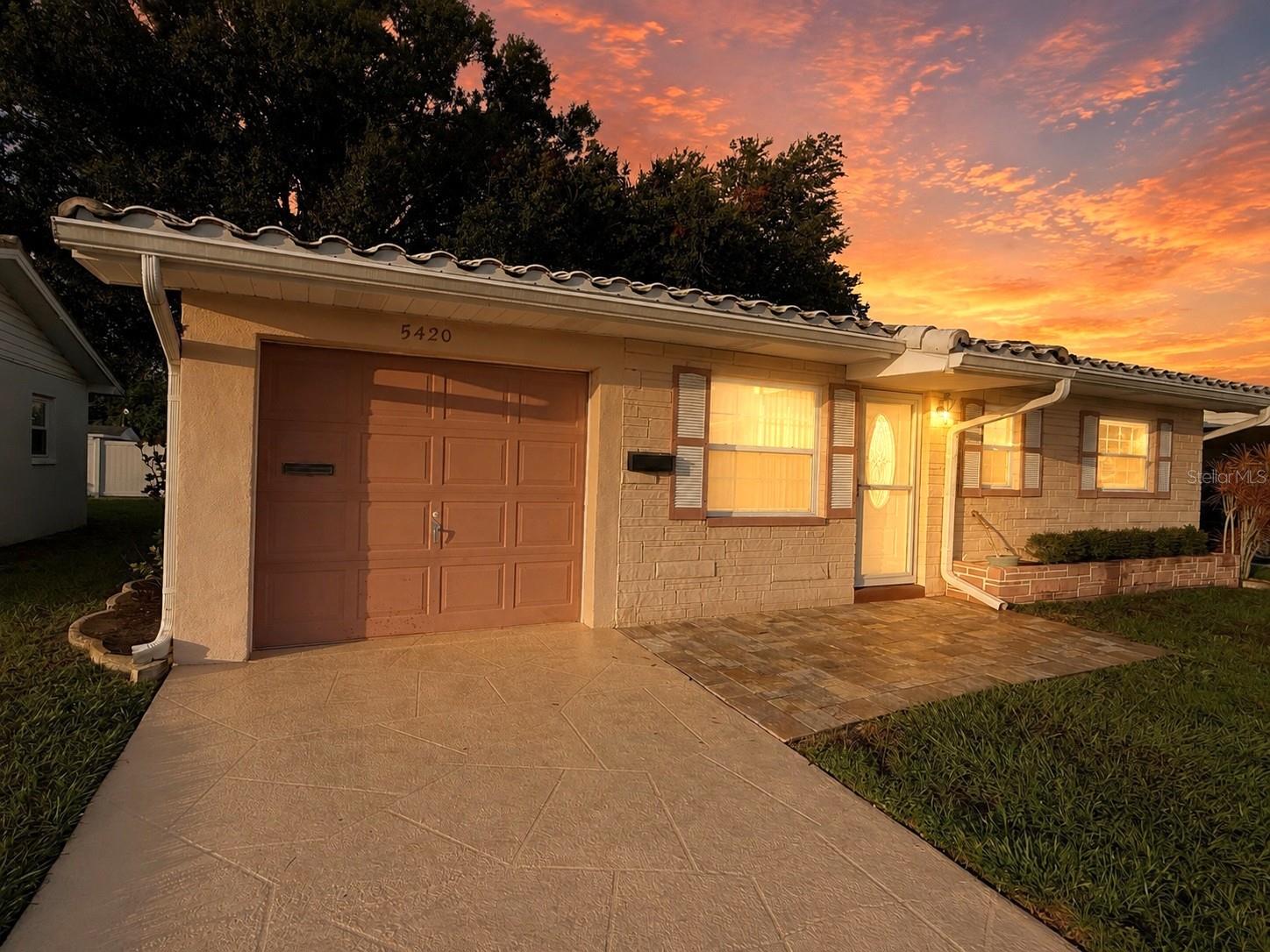 5420 Palm Crest Ct N Property Photo 1
