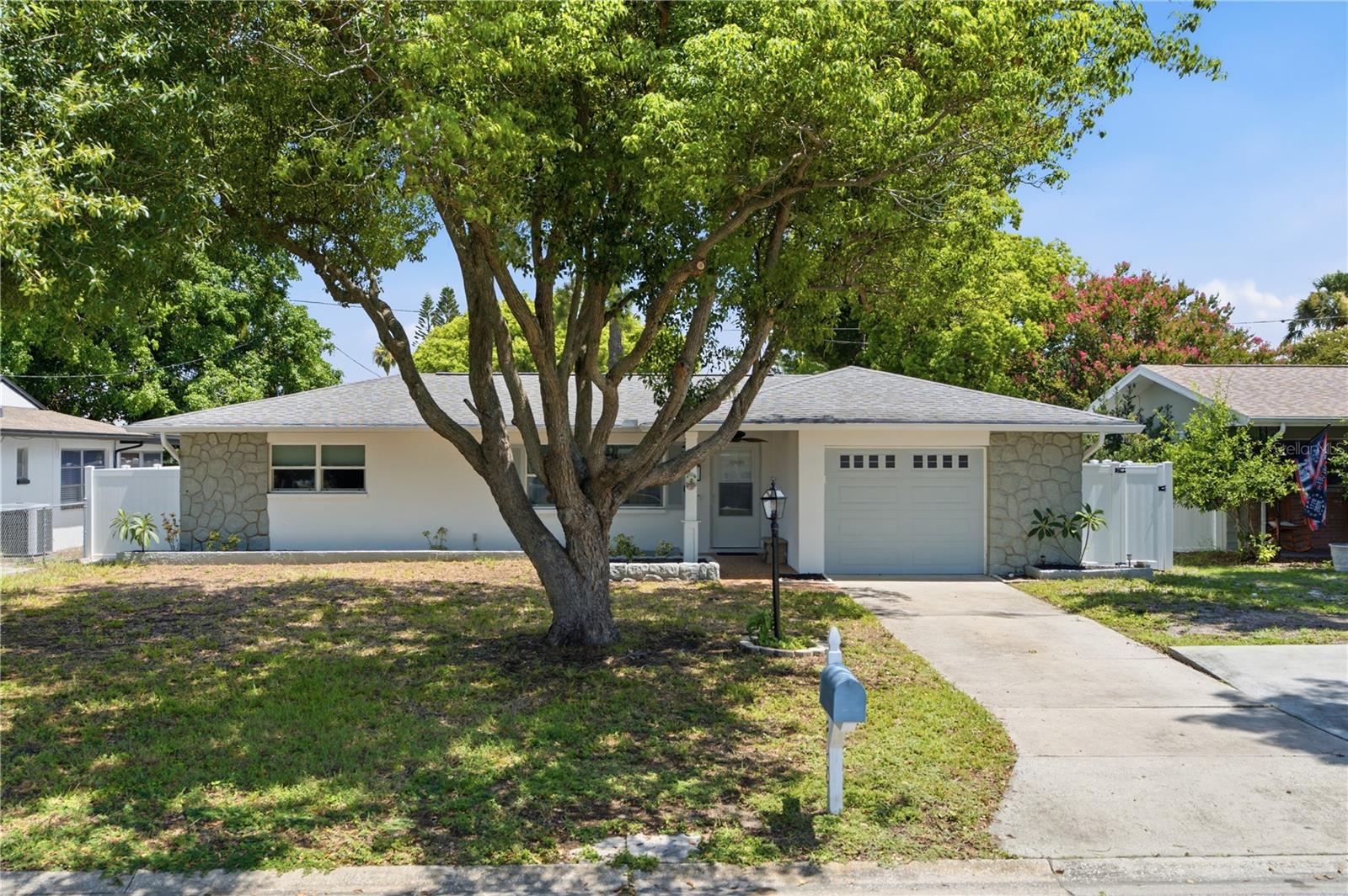 2190 SCOTLAND DR Property Photo 1