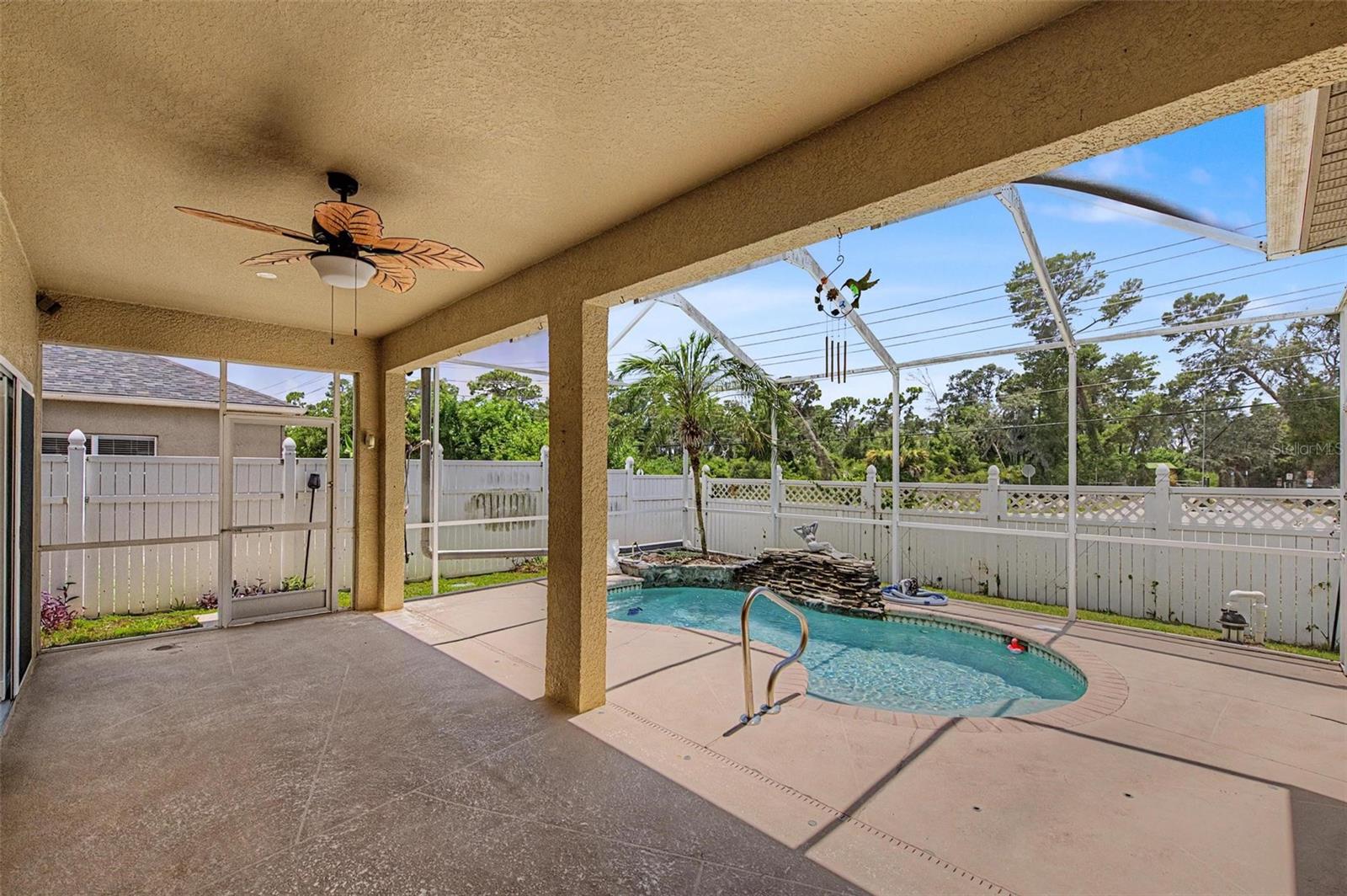 2811 Ravendale Ln Property Photo 2