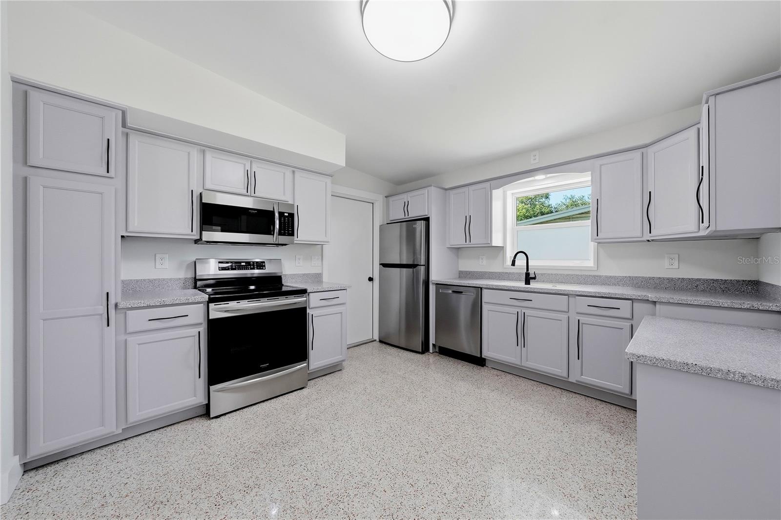 197 Overbrook Dr E Property Photo 15