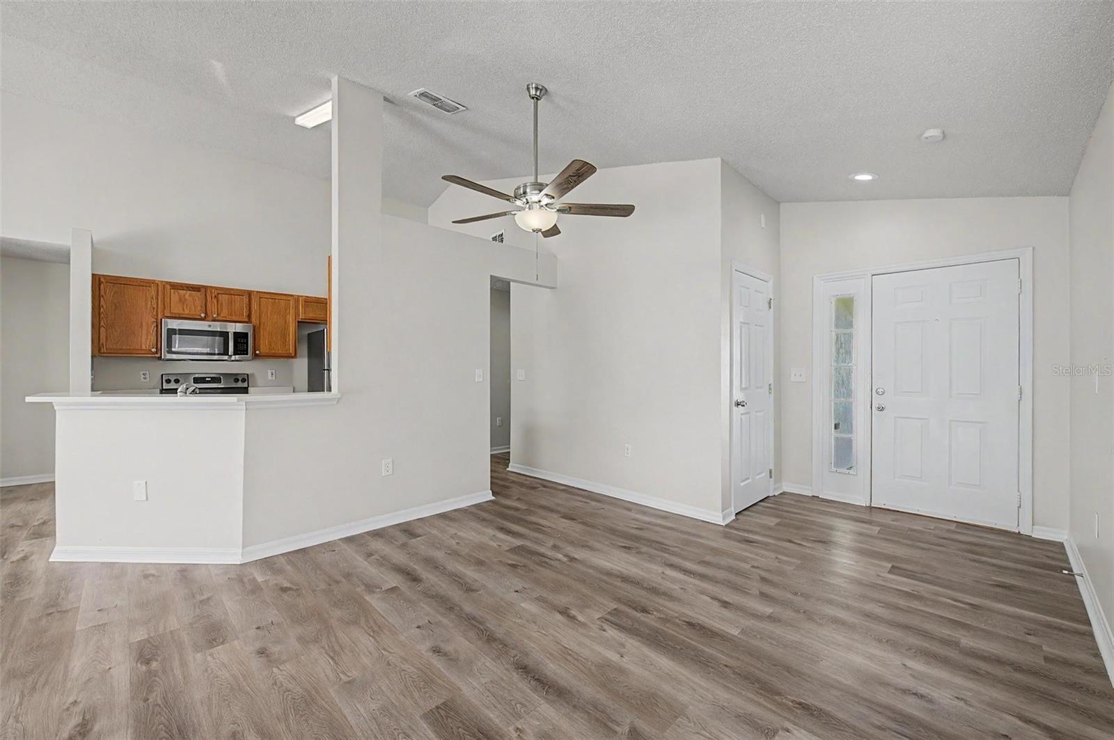 421 Holborn Loop Property Photo 4