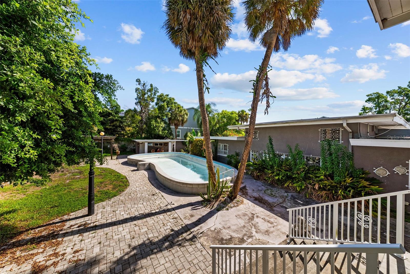 211 S Shore Crest Dr Property Photo 4