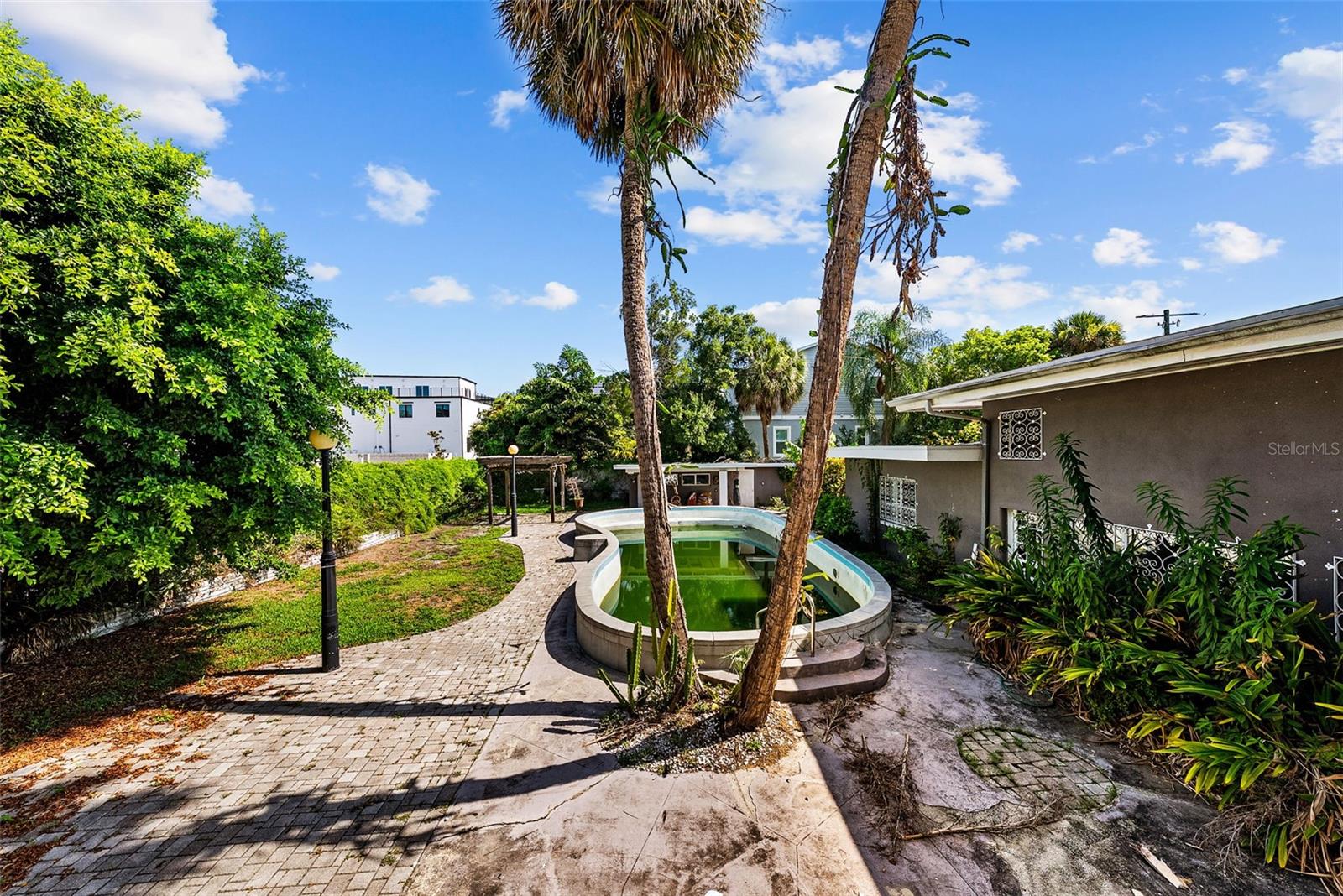 211 S Shore Crest Dr Property Photo 10