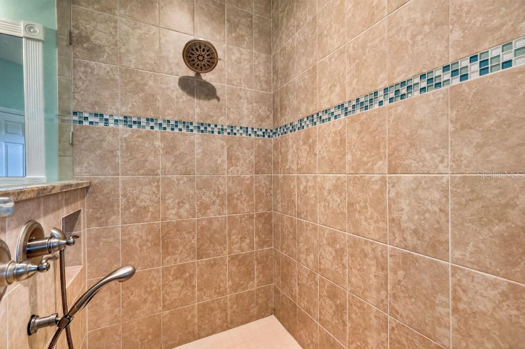2556 Ne 120th St Property Photo 30