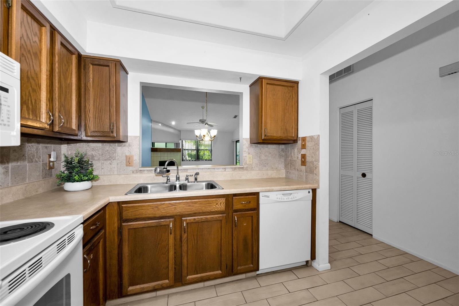 3477 Hillmoor Dr Property Photo 12