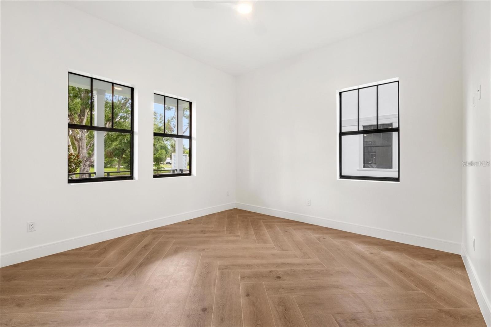 403 Park Blvd Property Photo 3