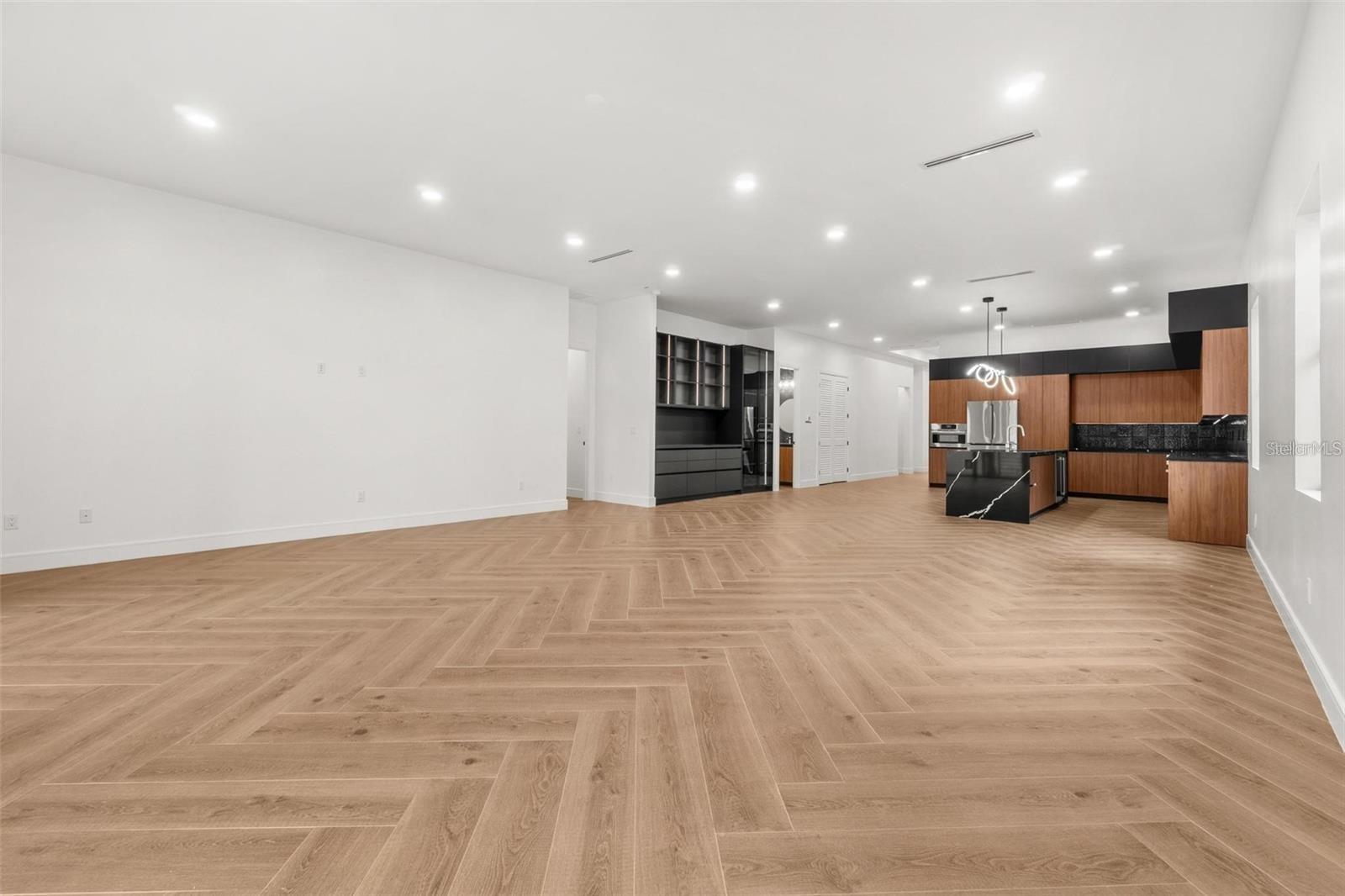 403 Park Blvd Property Photo 8