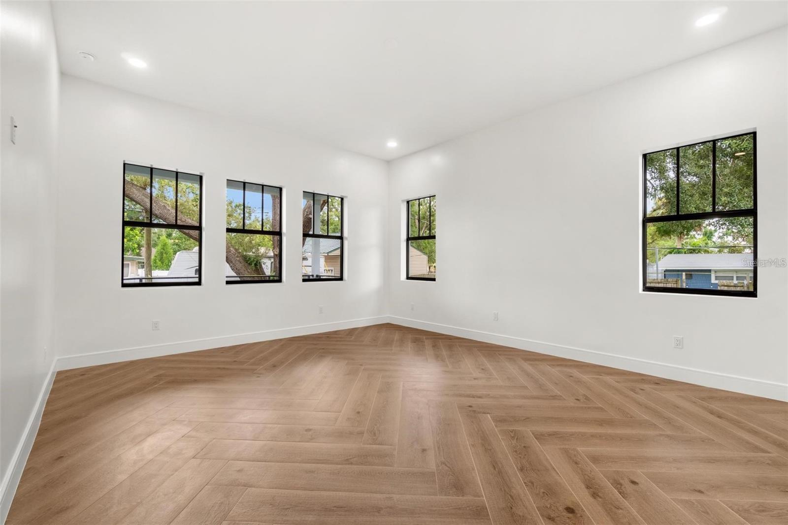 403 Park Blvd Property Photo 10