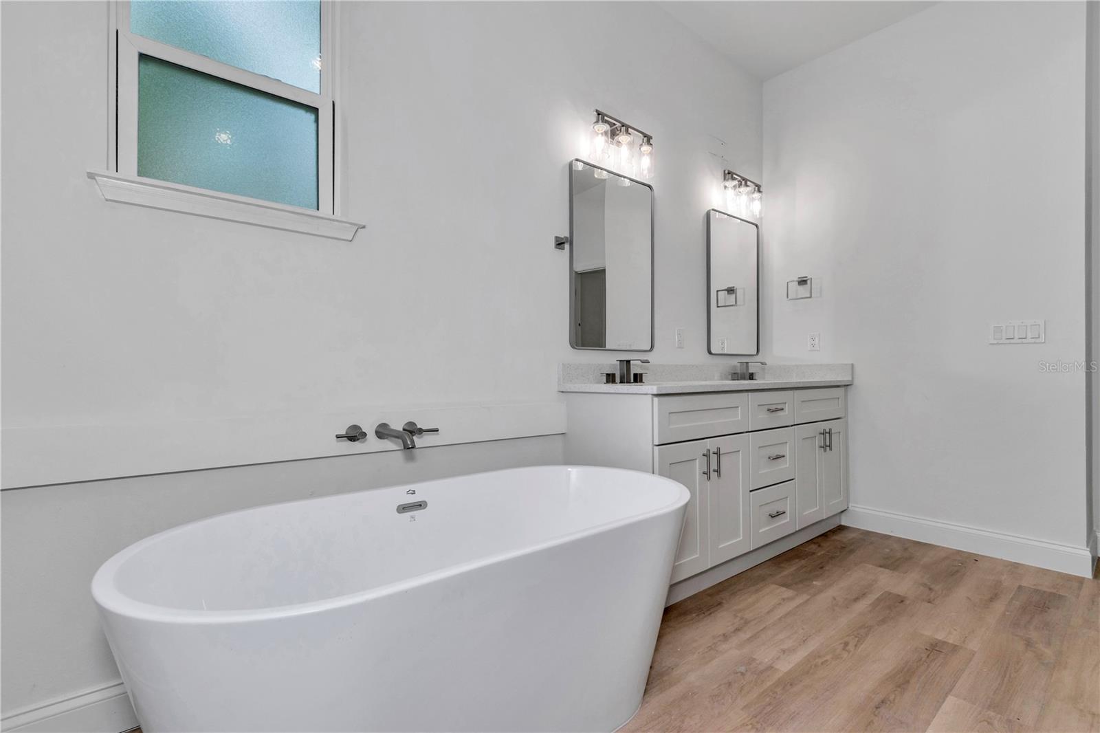 7243 N Embassy Ter Property Photo 2