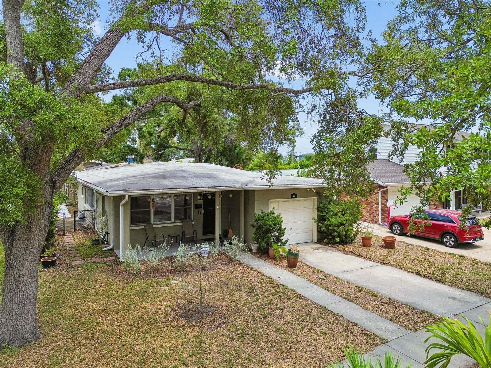 621 E DAVIS BLVD Property Photo 1