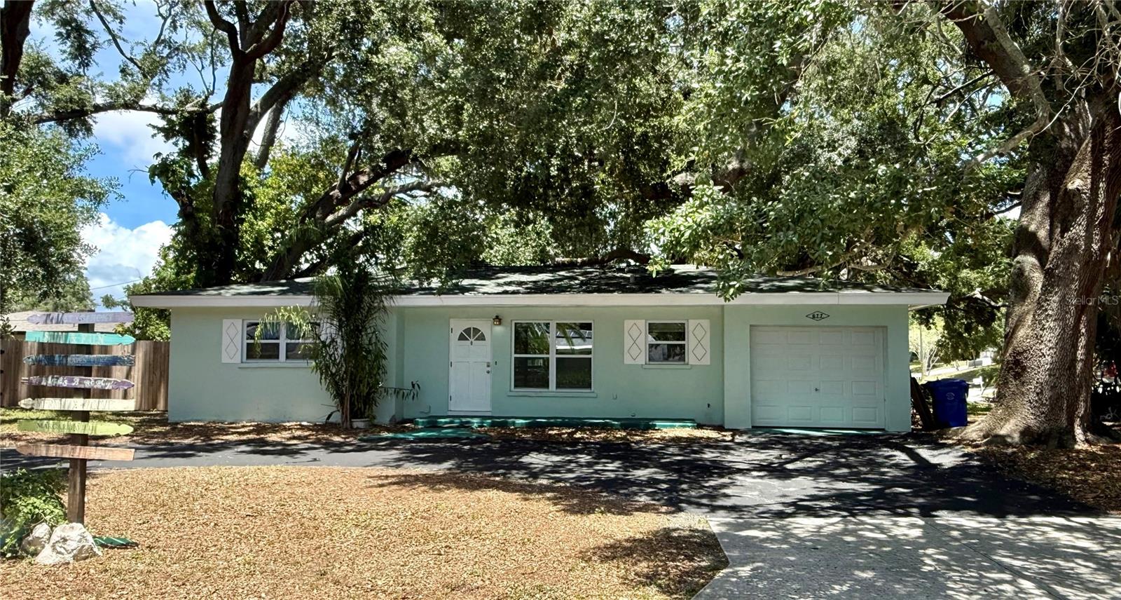 677 Oakwood Dr Property Photo 1