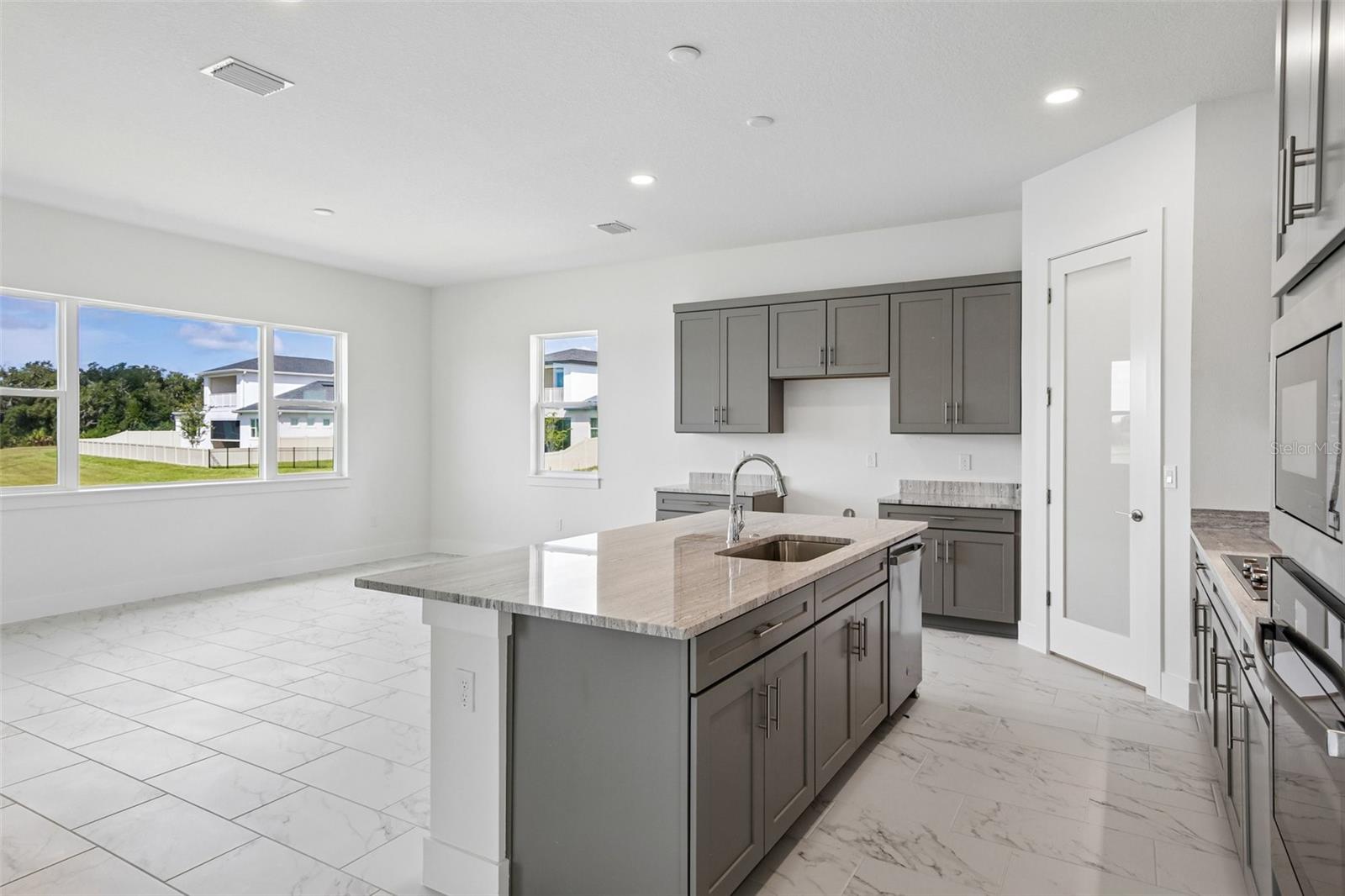 8255 Golden Beach Ct Property Photo 11