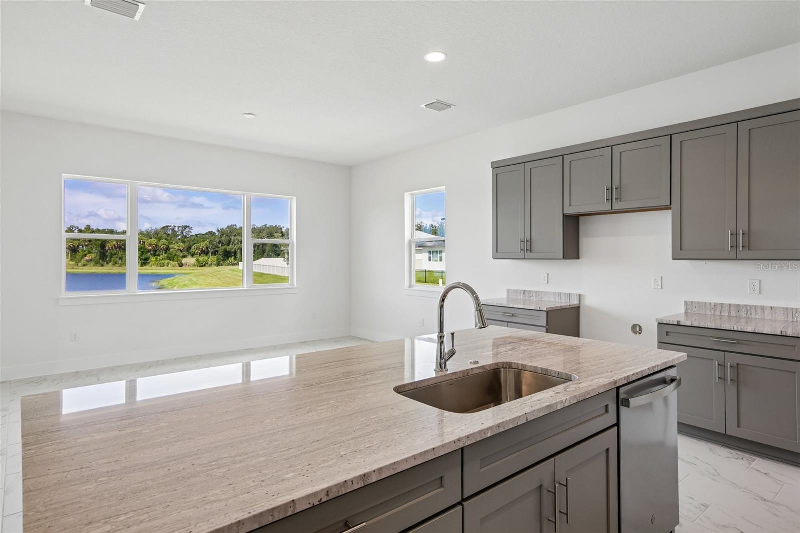 8255 Golden Beach Ct Property Photo 12
