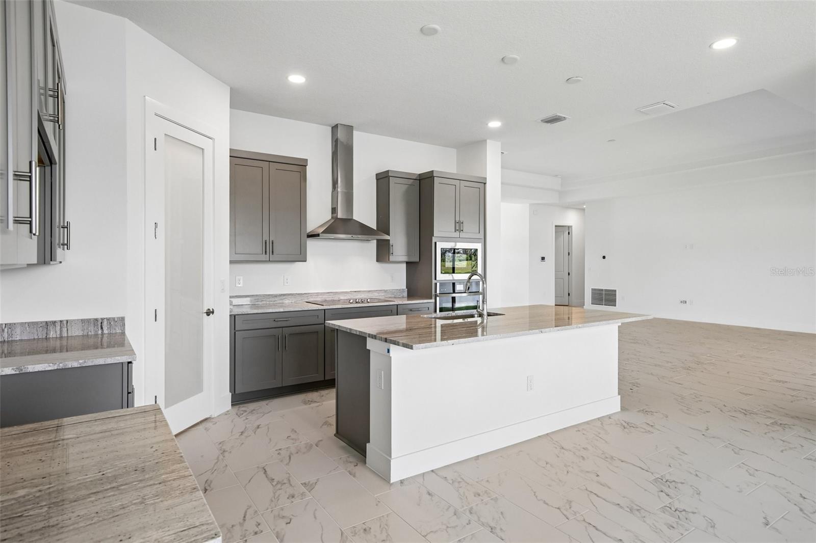 8255 Golden Beach Ct Property Photo 16