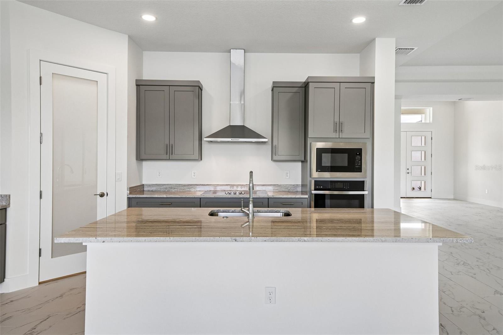 8255 Golden Beach Ct Property Photo 17