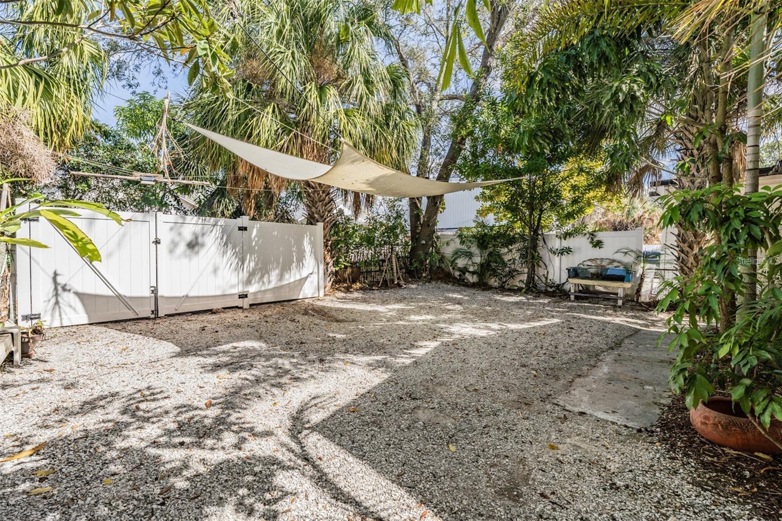 2325 W Green St Property Photo 10