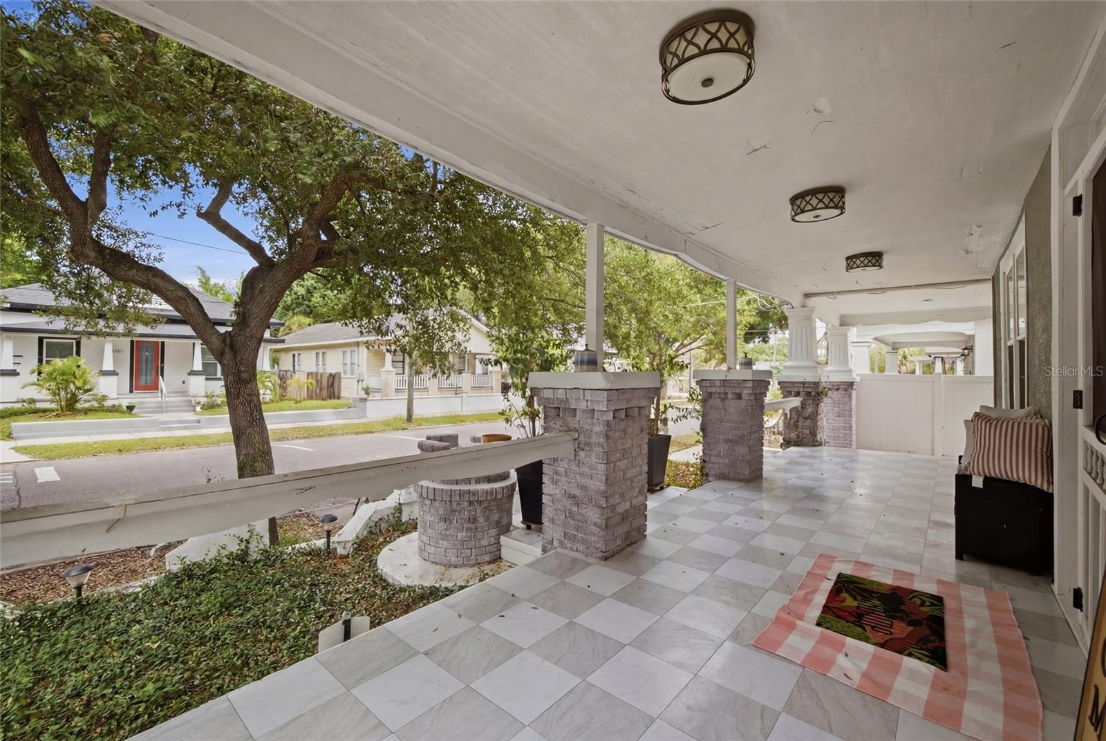 2132 W Beach St Property Photo 2