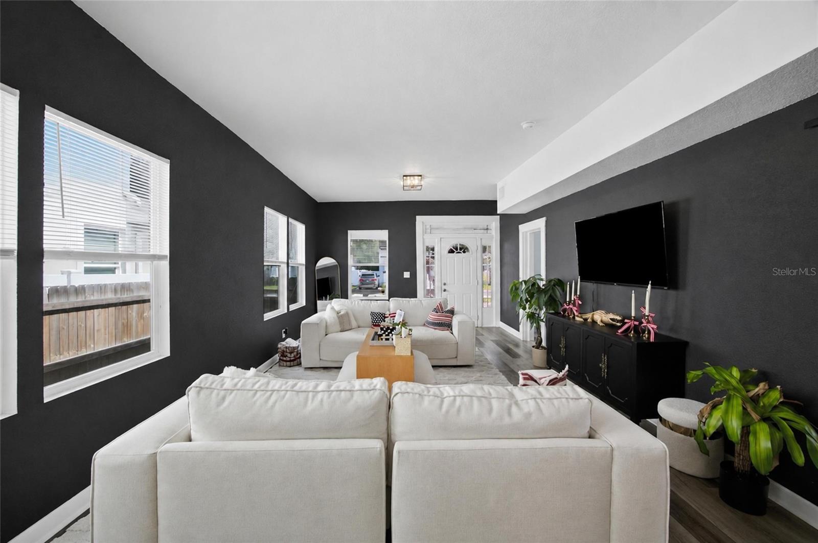 2132 W Beach St Property Photo 5