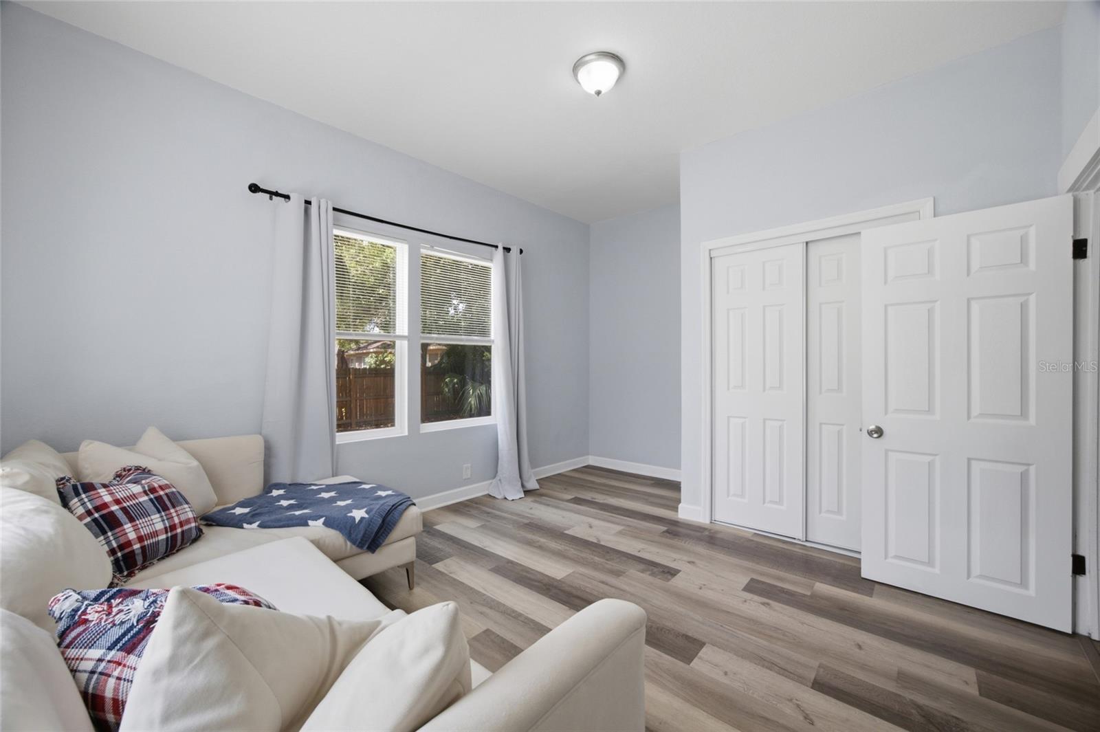 2132 W Beach St Property Photo 9