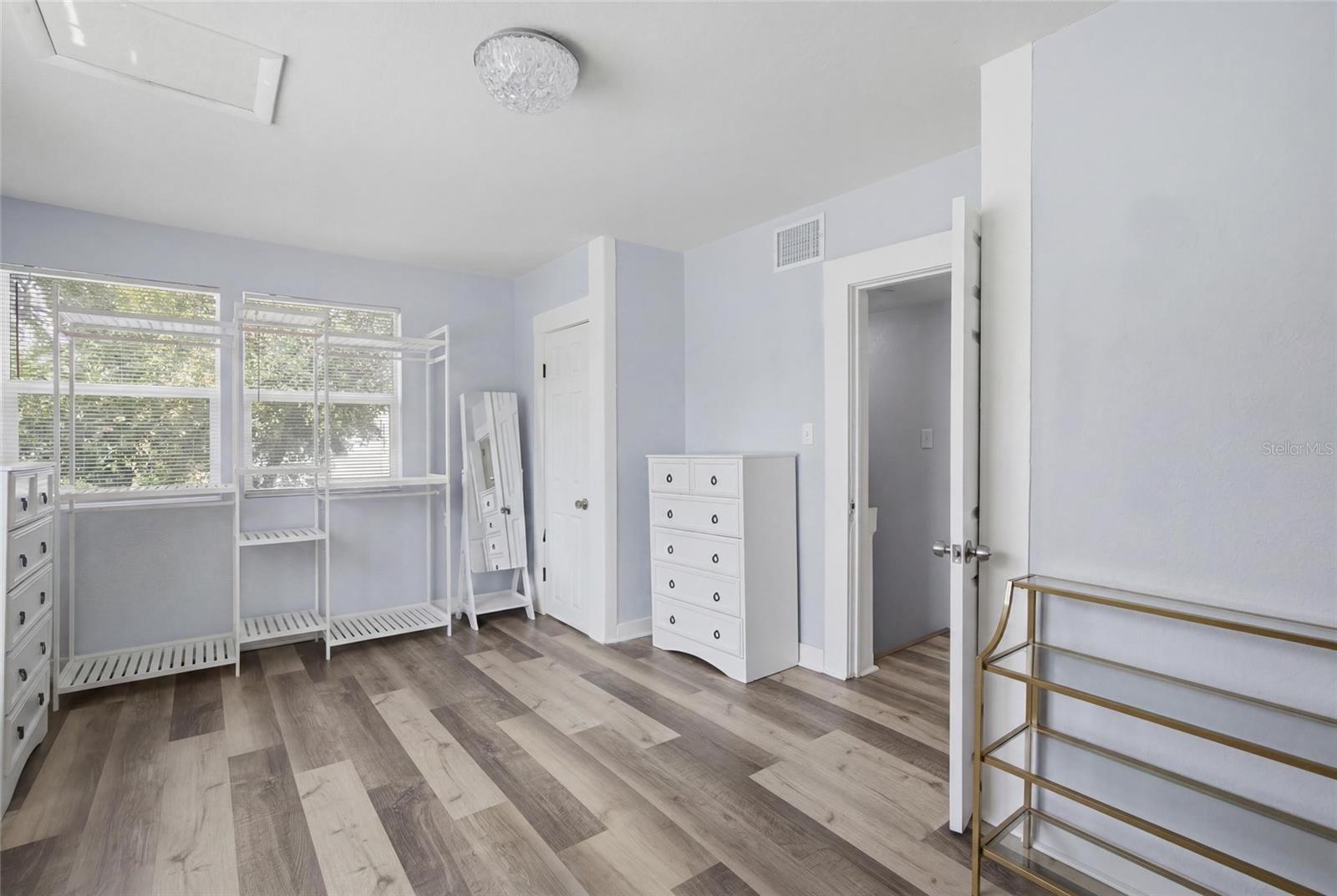 2132 W Beach St Property Photo 13