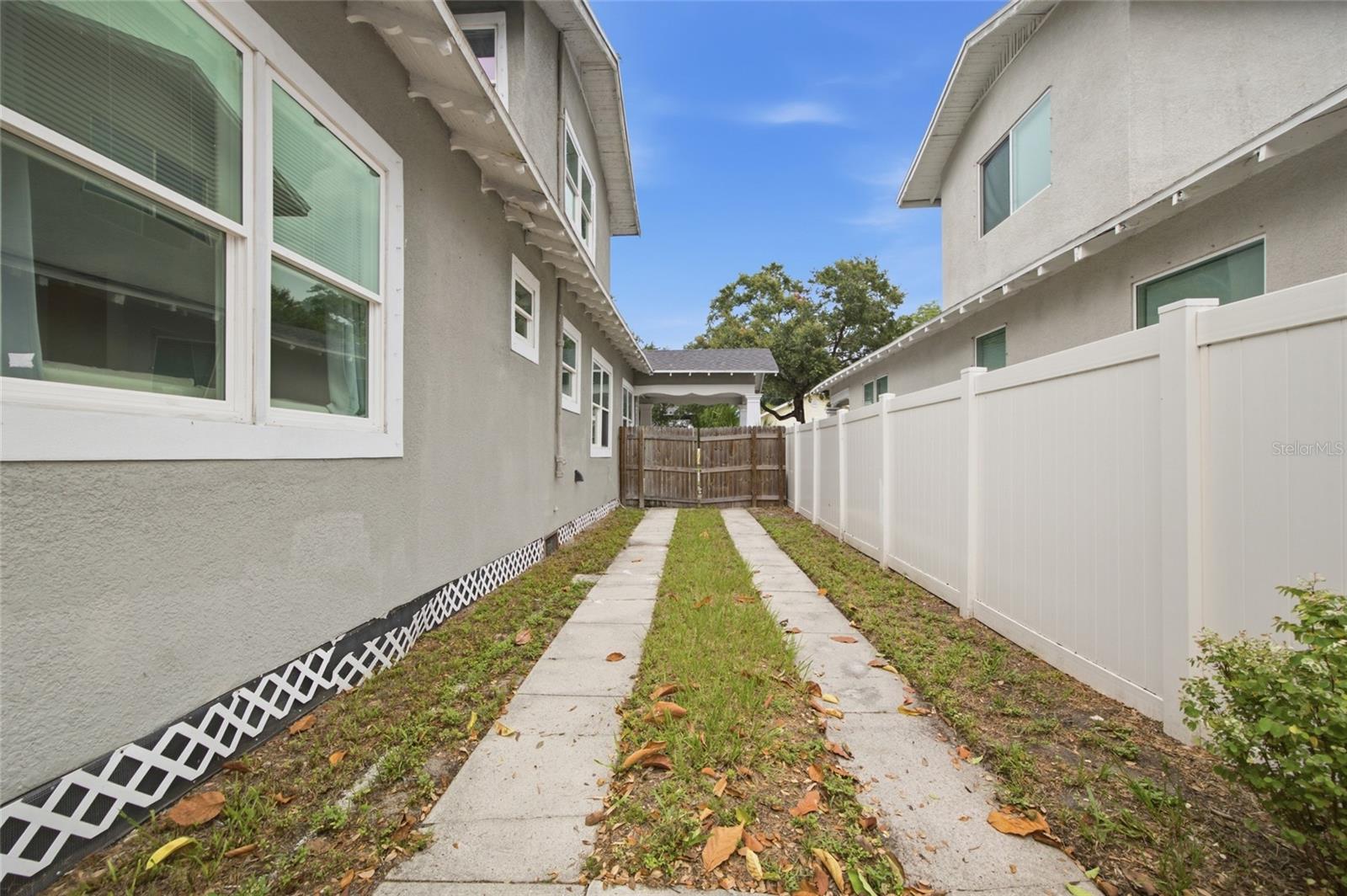 2132 W Beach St Property Photo 18