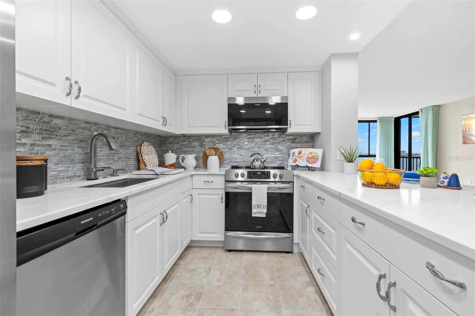 7100 Sunshine Skyway Ln S #704 Property Photo 4