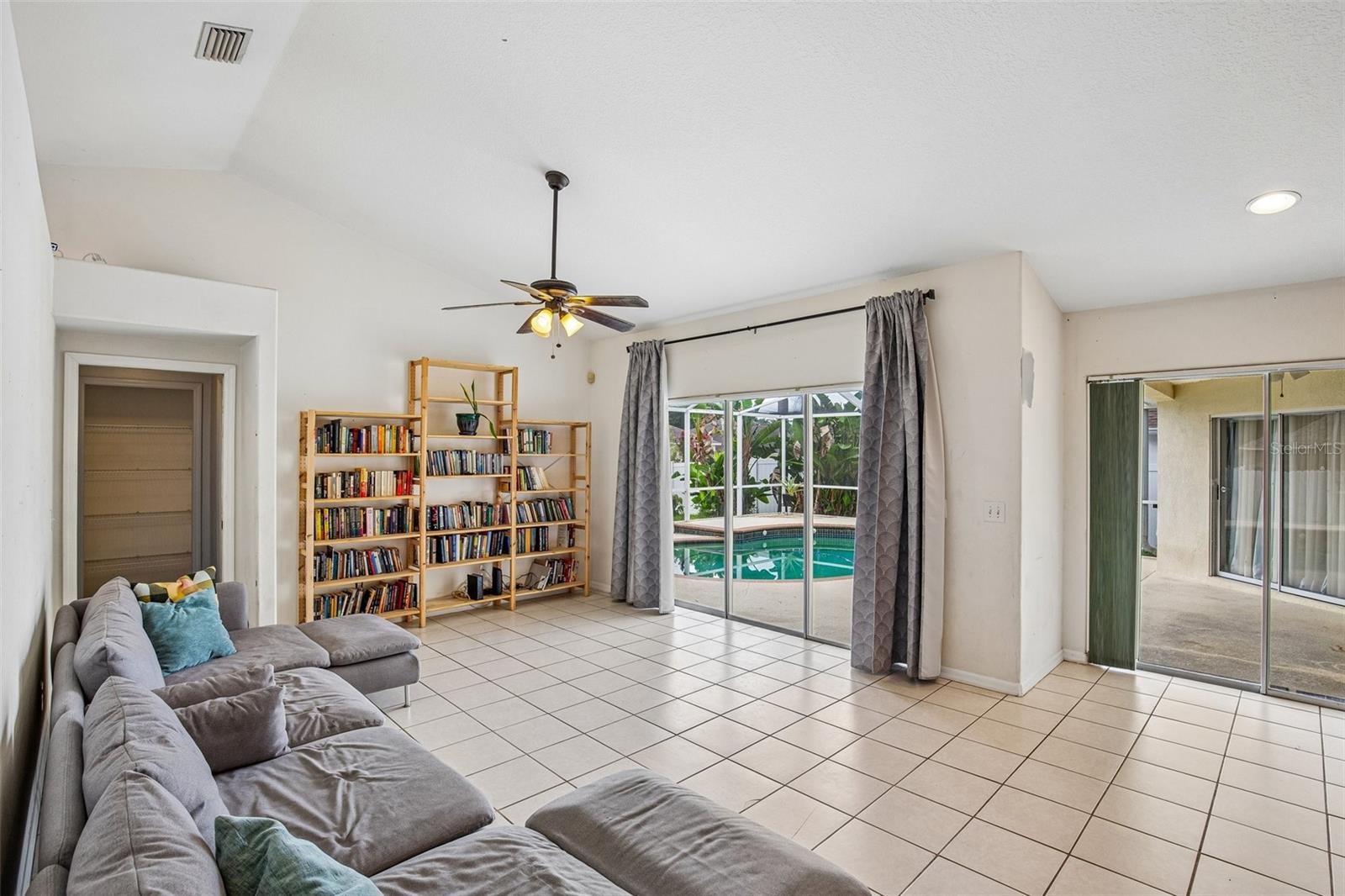 2302 Towering Oaks Cir Property Photo 7