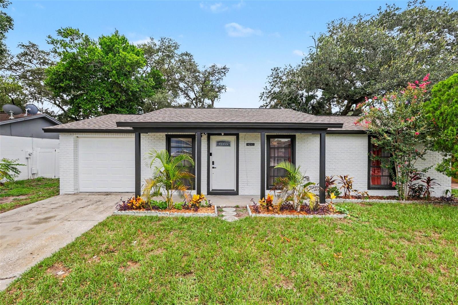 8253 GREENLEAF CIR Property Photo 1