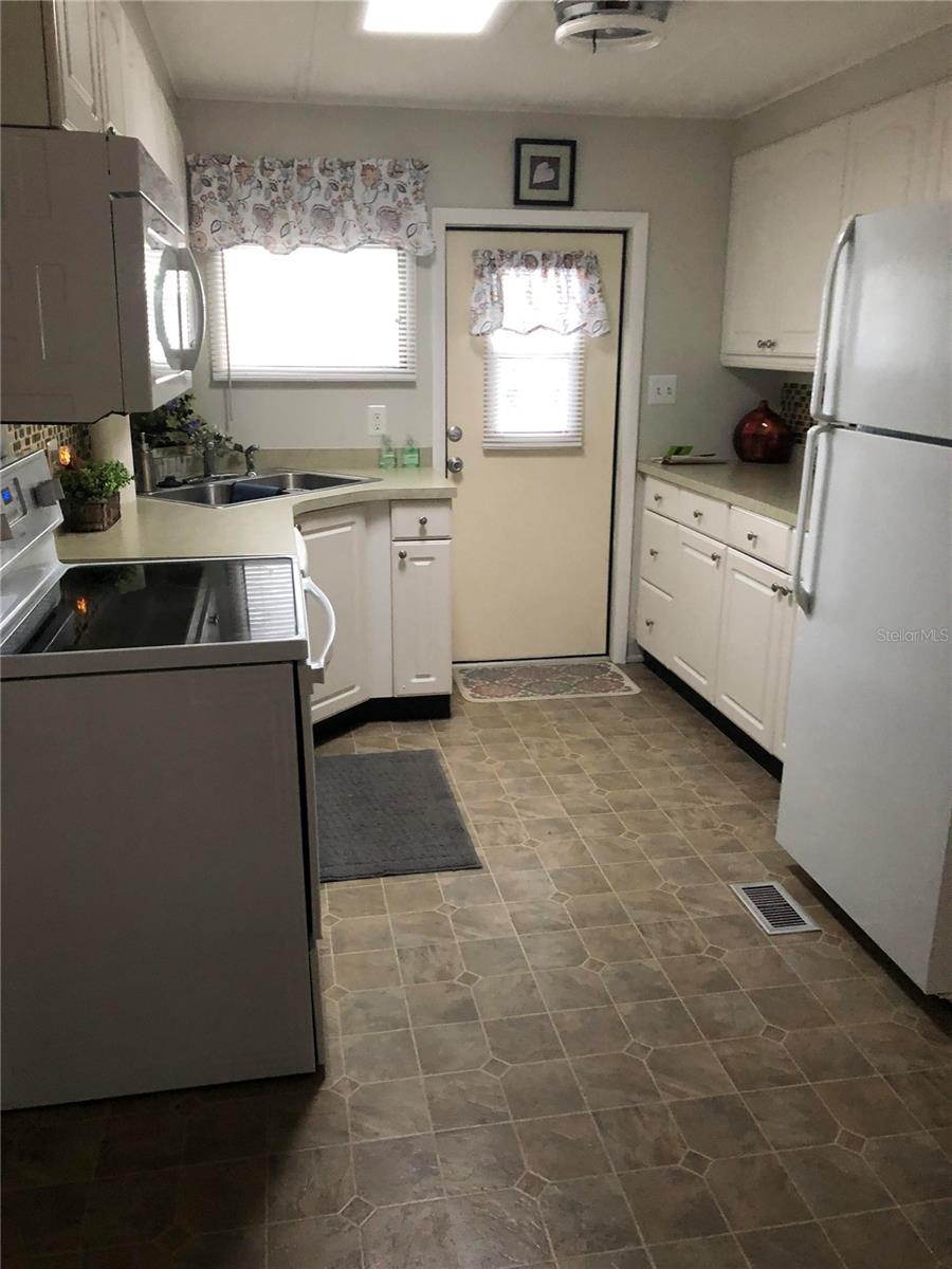 7545 First Circle Dr Property Photo 8