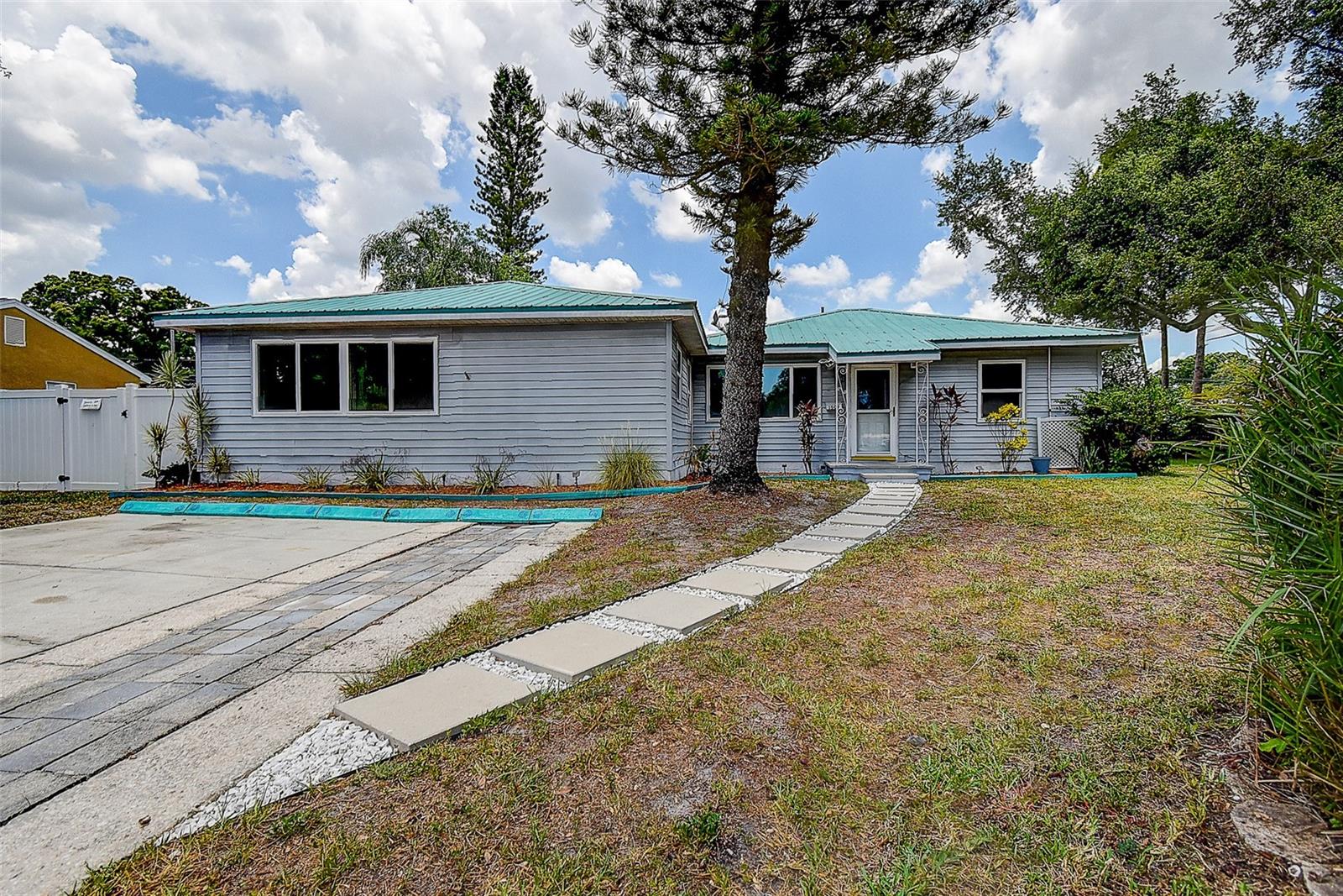 1509 Canterbury Rd N Property Photo 2